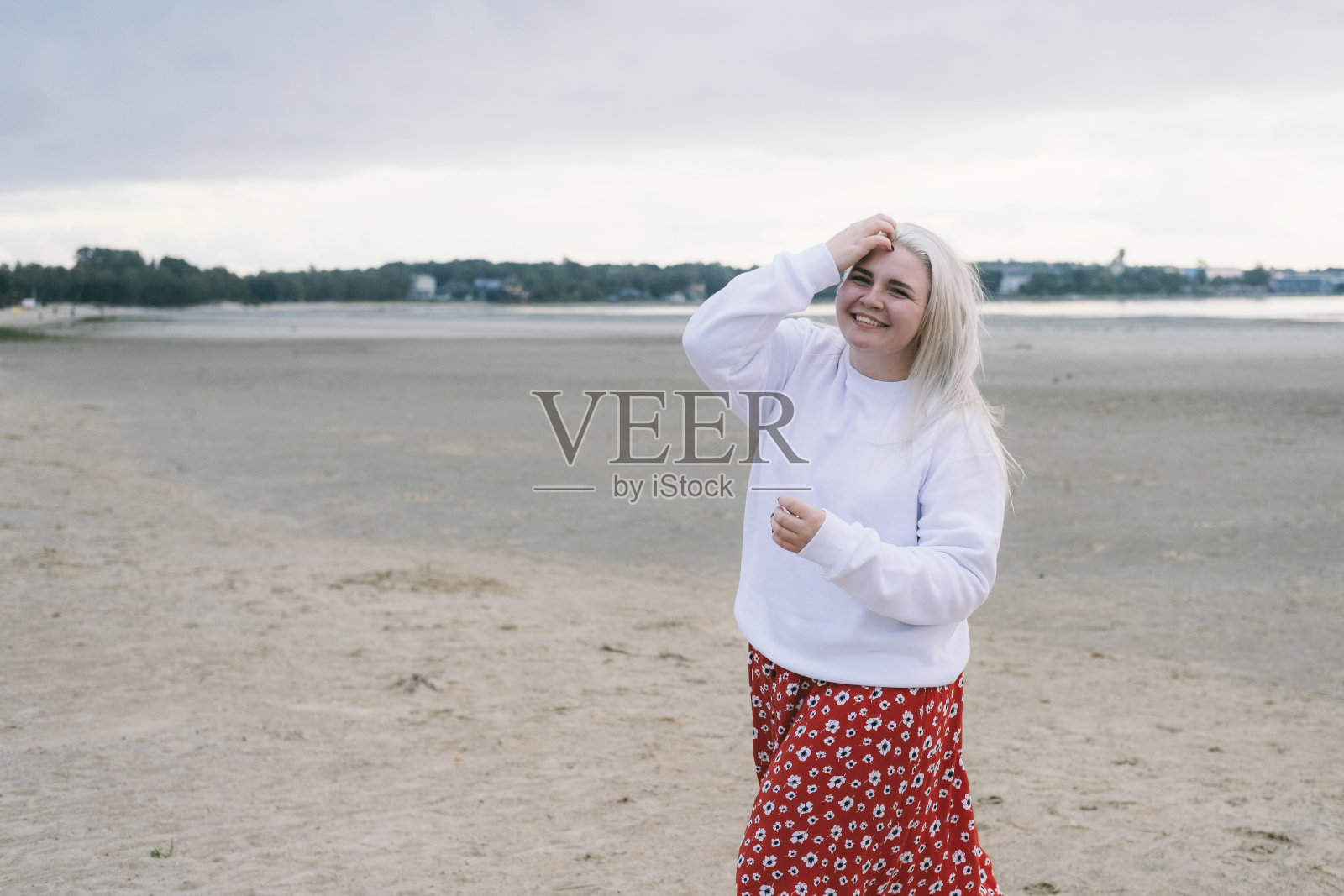 海边做白日梦的女人的肖像。照片摄影图片