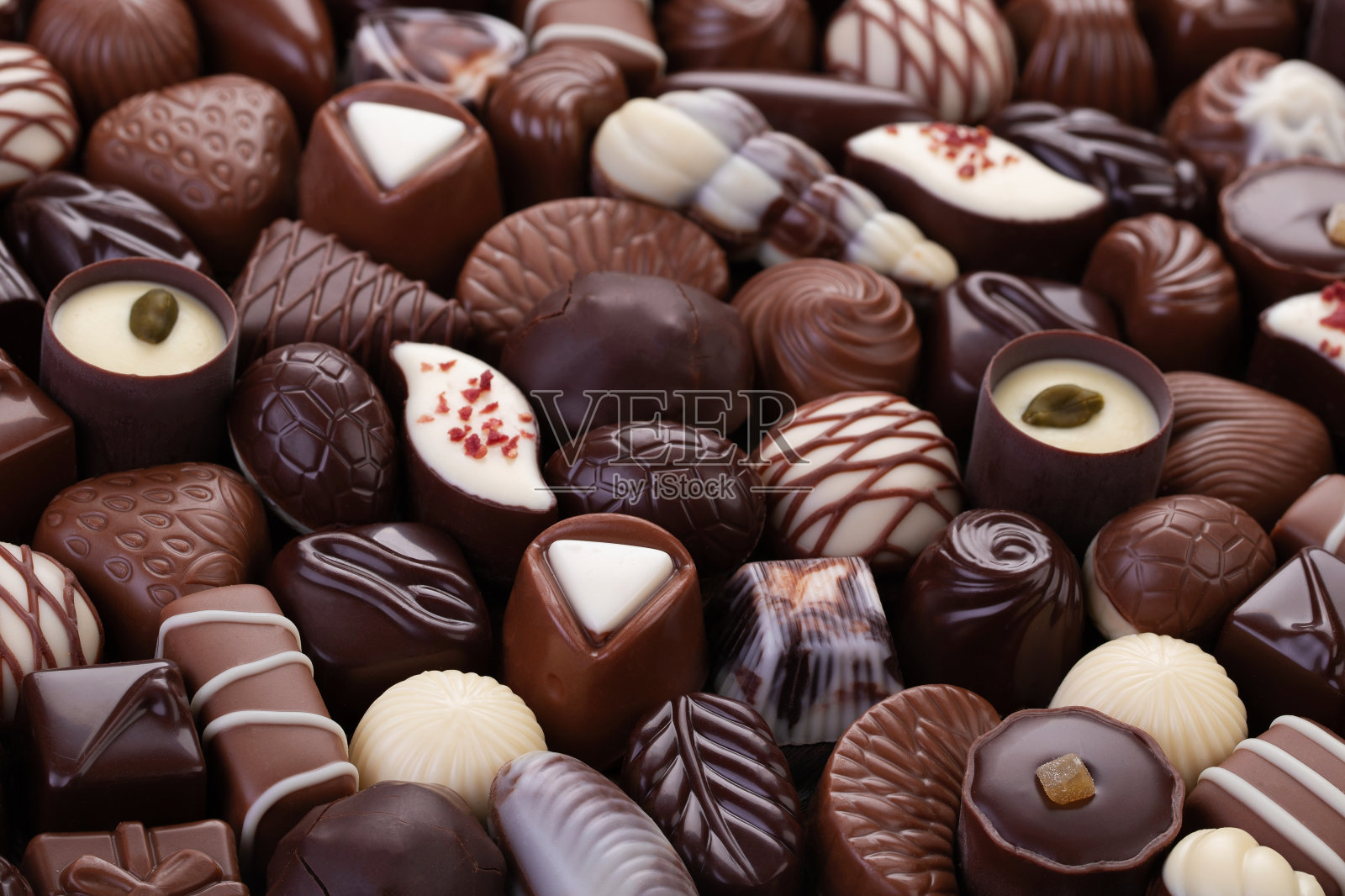 巧克力、糖果、夹心糖等各种馅料，以甜食为背景照片摄影图片