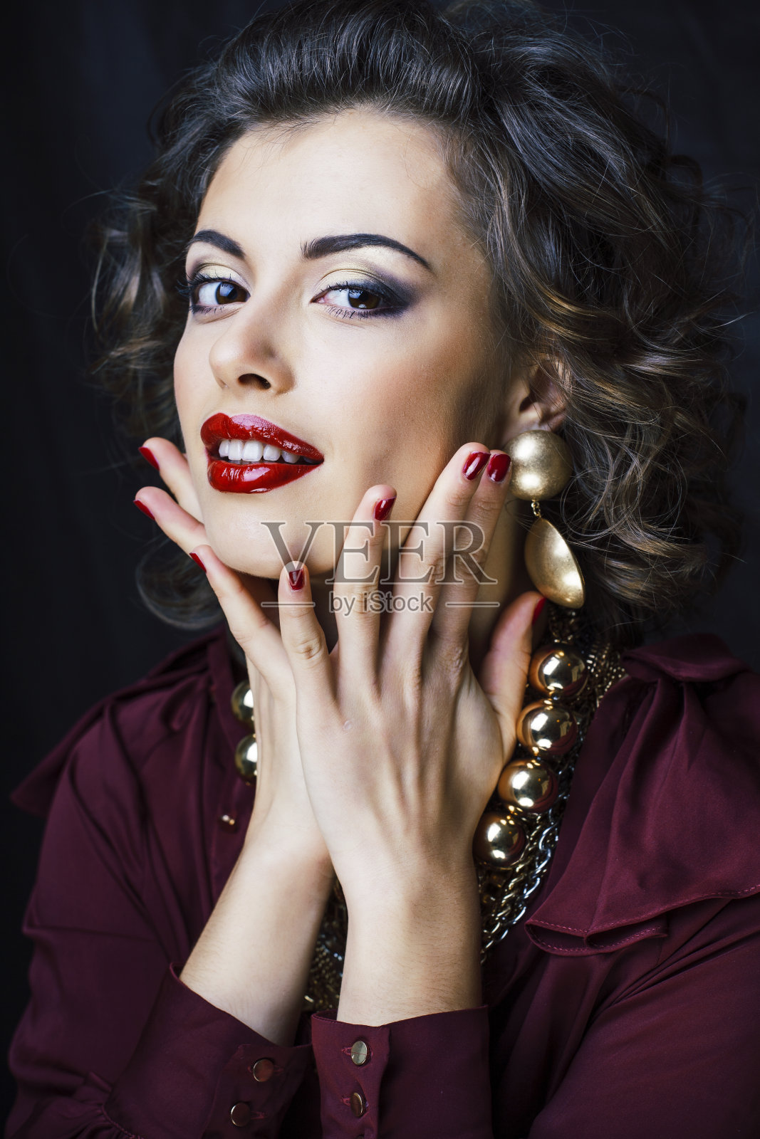 美丽富有的黑发女人有很多珠宝，西班牙卷曲的女士照片摄影图片