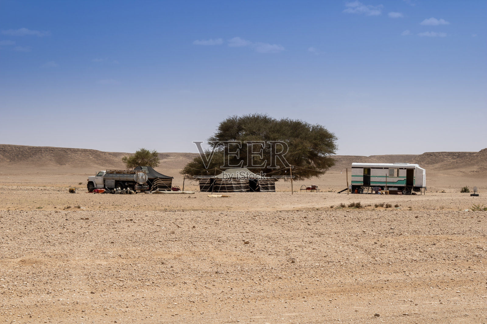 在沙特阿拉伯萨杜斯附近沙漠中的贝都因人家庭营地照片摄影图片