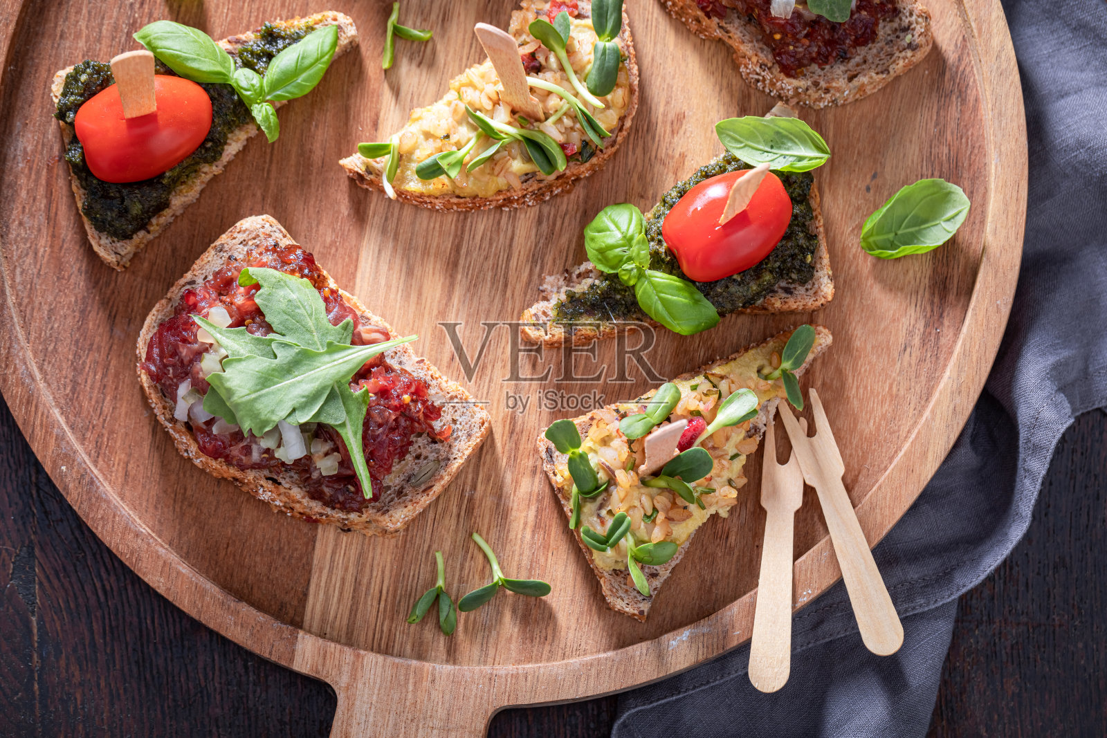 美味的意式烤面包配香蒜酱和番茄早餐照片摄影图片