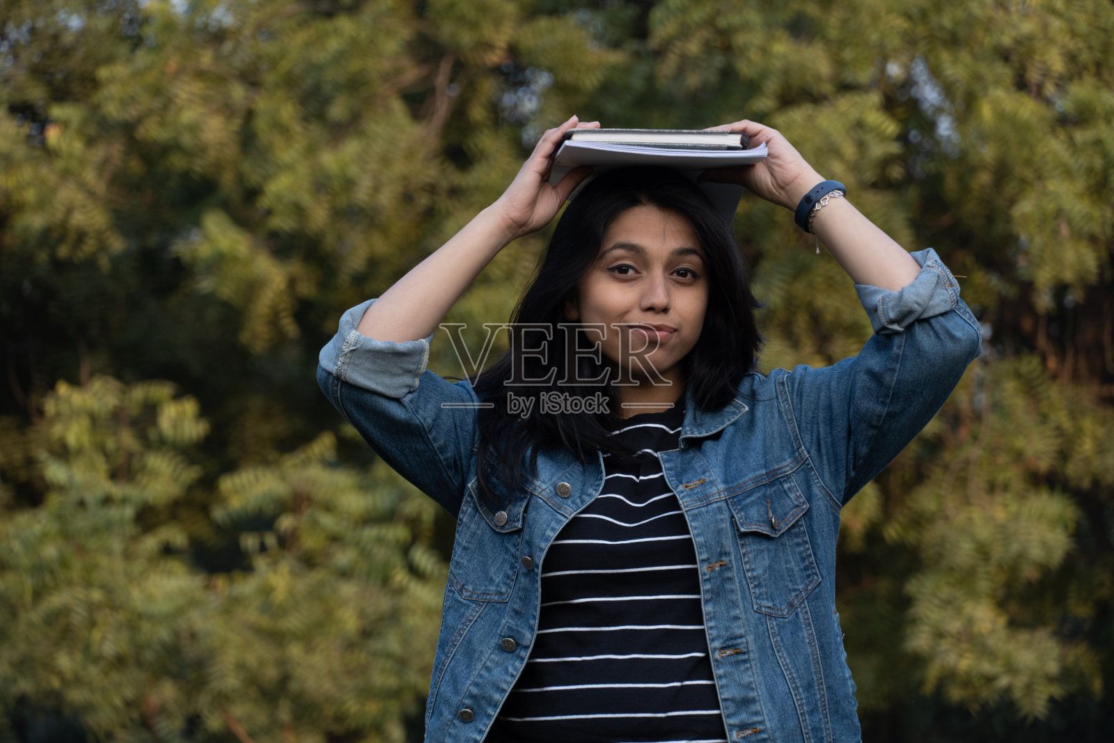 对研究印度女性形象不感兴趣照片摄影图片