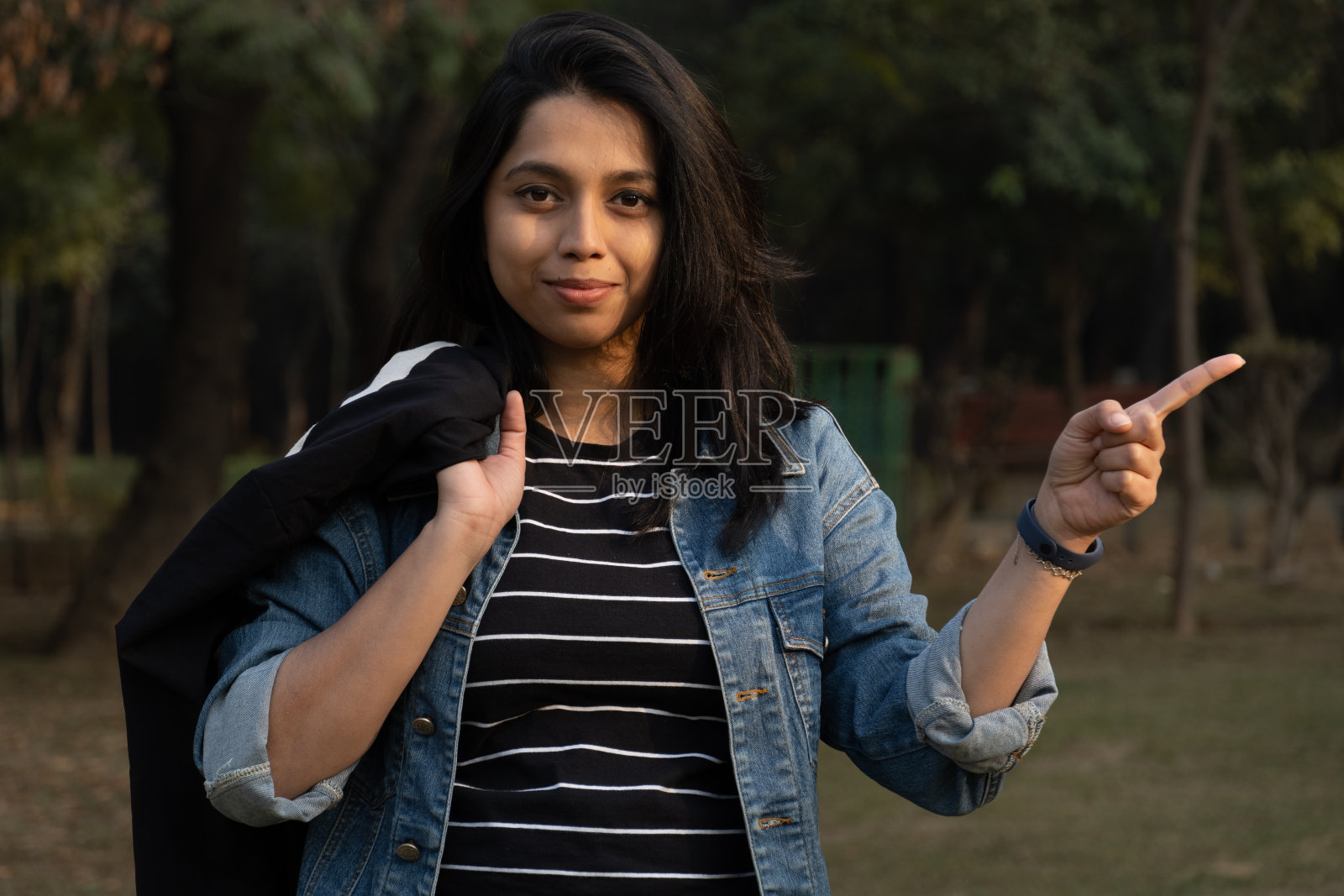 一个大学生在用她的脑袋展示什么东西照片摄影图片