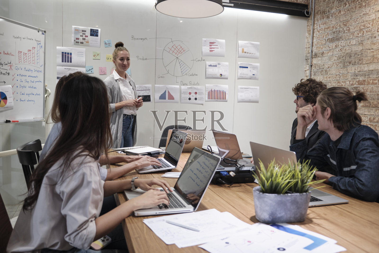 在商务办公室与同事进行多种族的专业团队合作。照片摄影图片