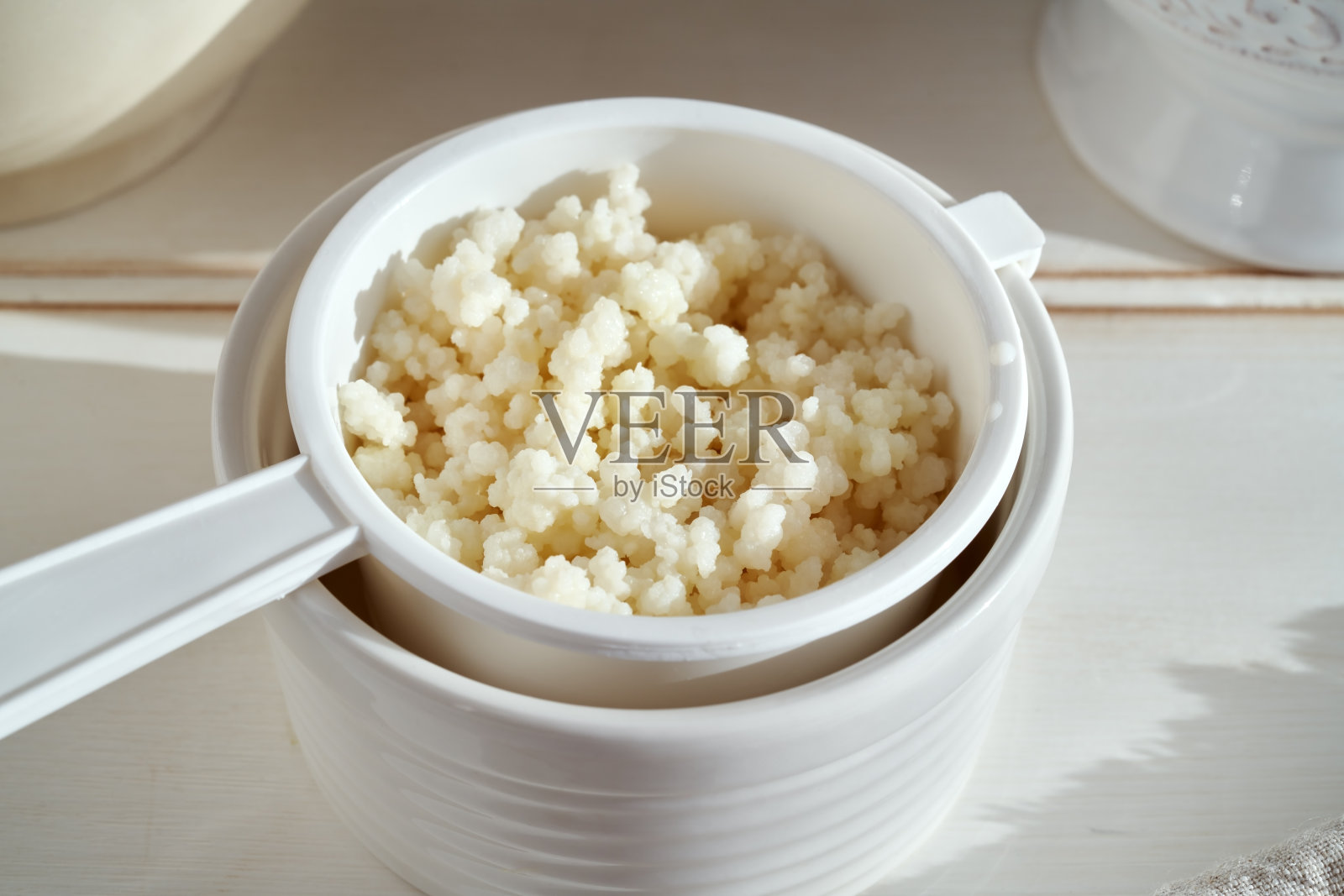 在白筛子中放入新鲜的克菲尔谷物照片摄影图片