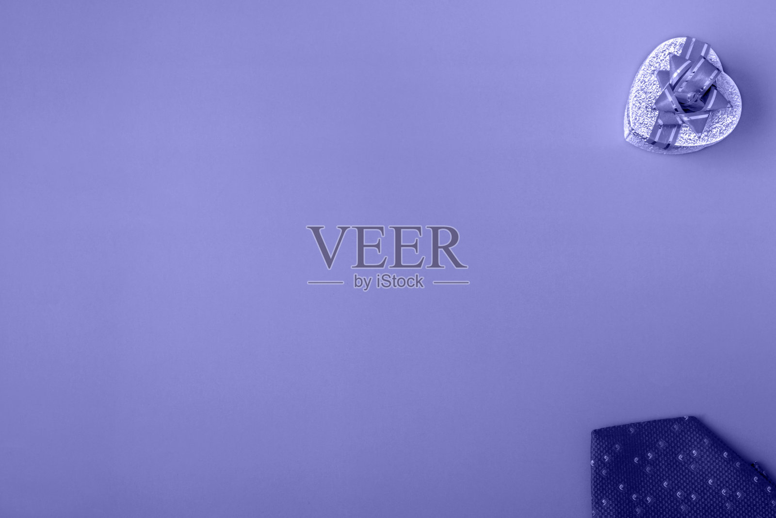 礼盒上有领带，背景非常漂亮。节日礼物特写与复印空间照片摄影图片