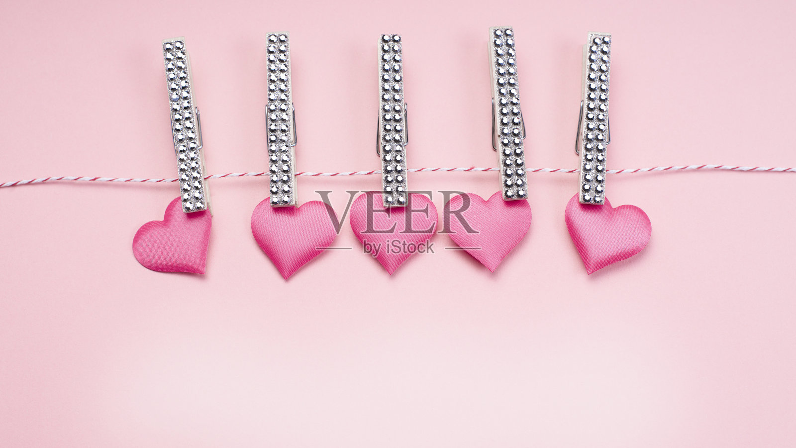 在浅粉色的背景上有许多粉红色的心。爱的概念。贺卡。背景不同颜色的木制心。情人节的概念。照片摄影图片