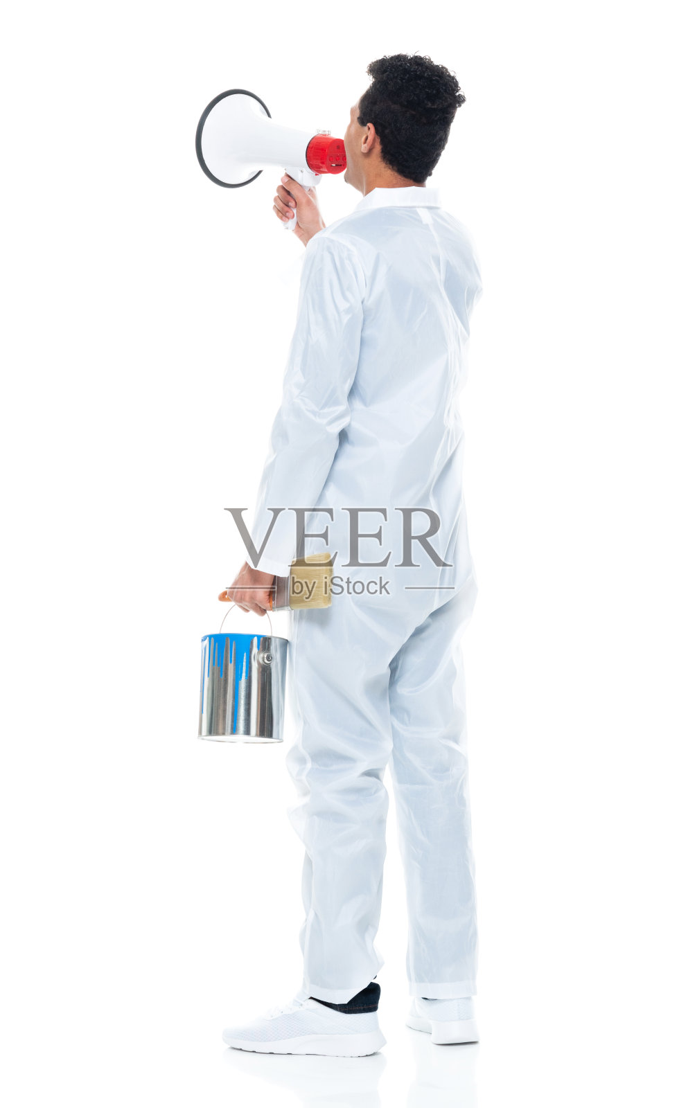 非裔美国青年男性画家，身穿工作服，手持扩音器，站在白色背景前照片摄影图片