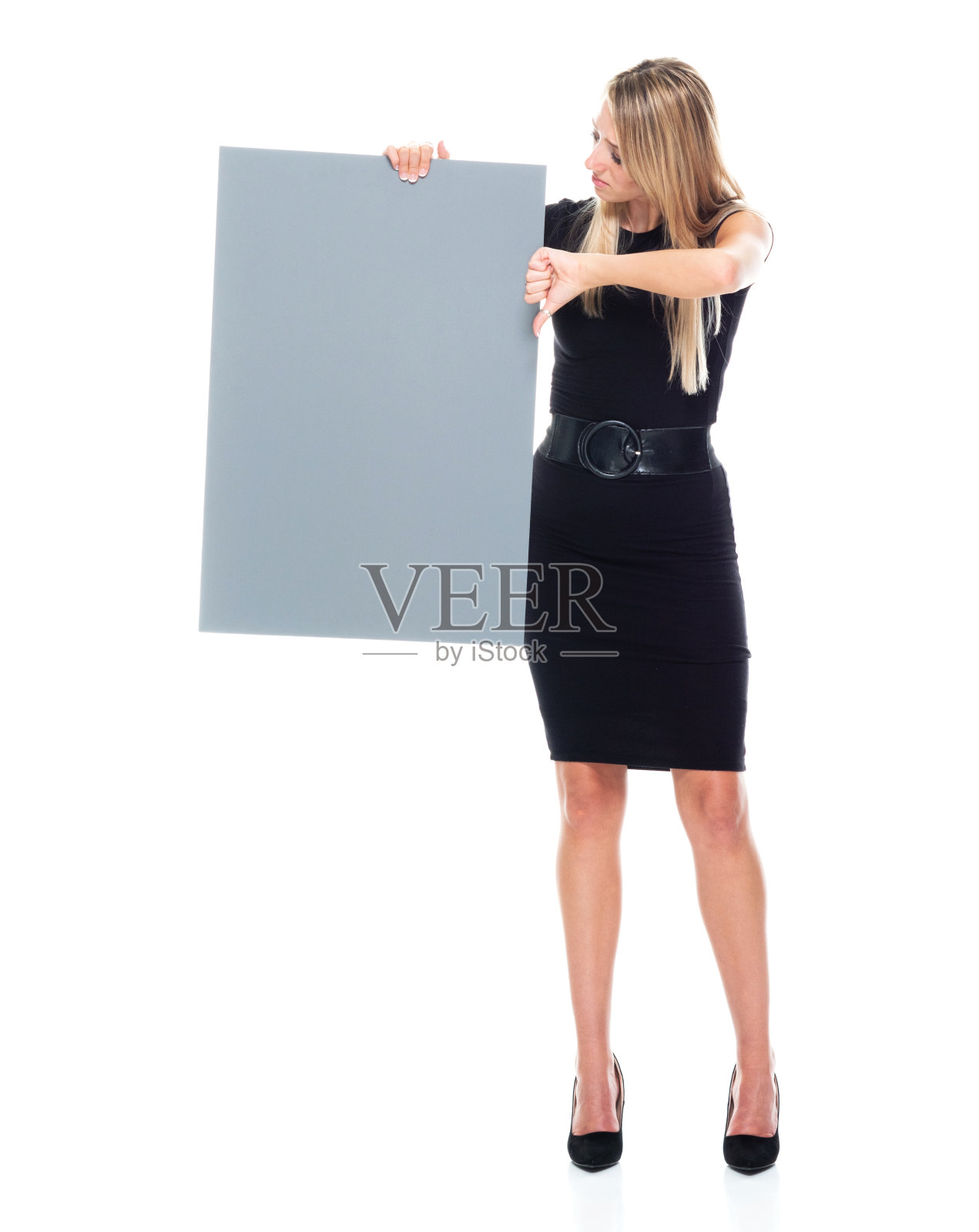 白人女商人，穿着职业服装，手持标语牌，站在白色背景前照片摄影图片