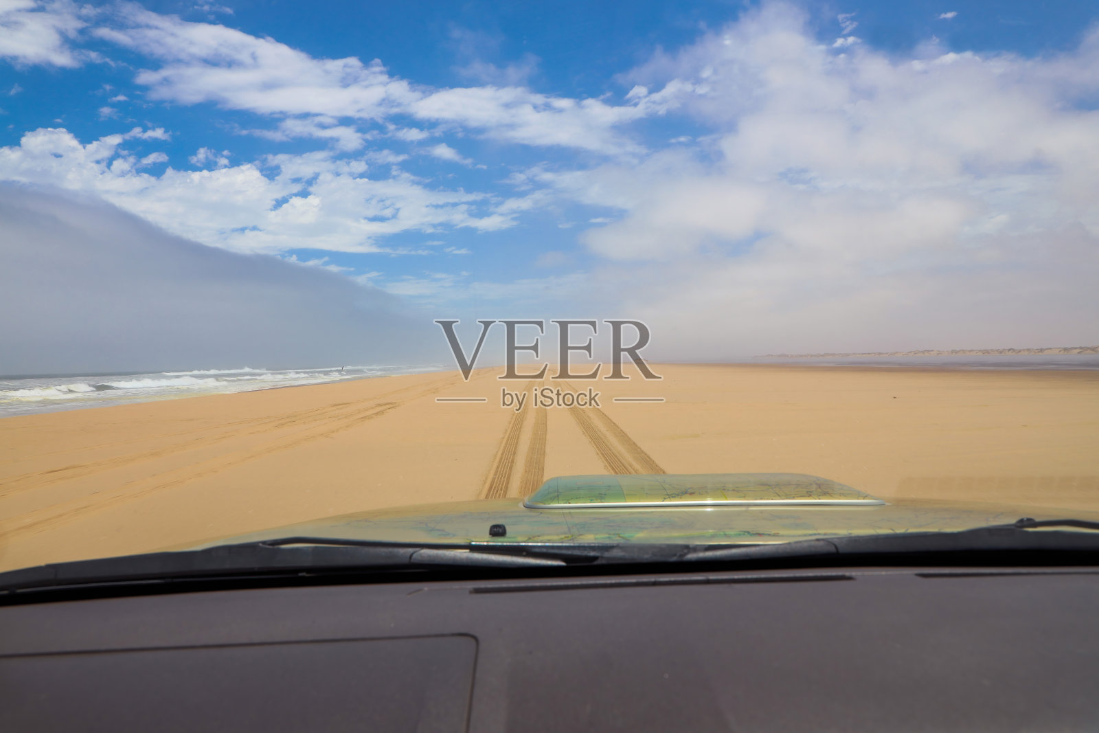 驾车观赏黄色沙滩照片摄影图片