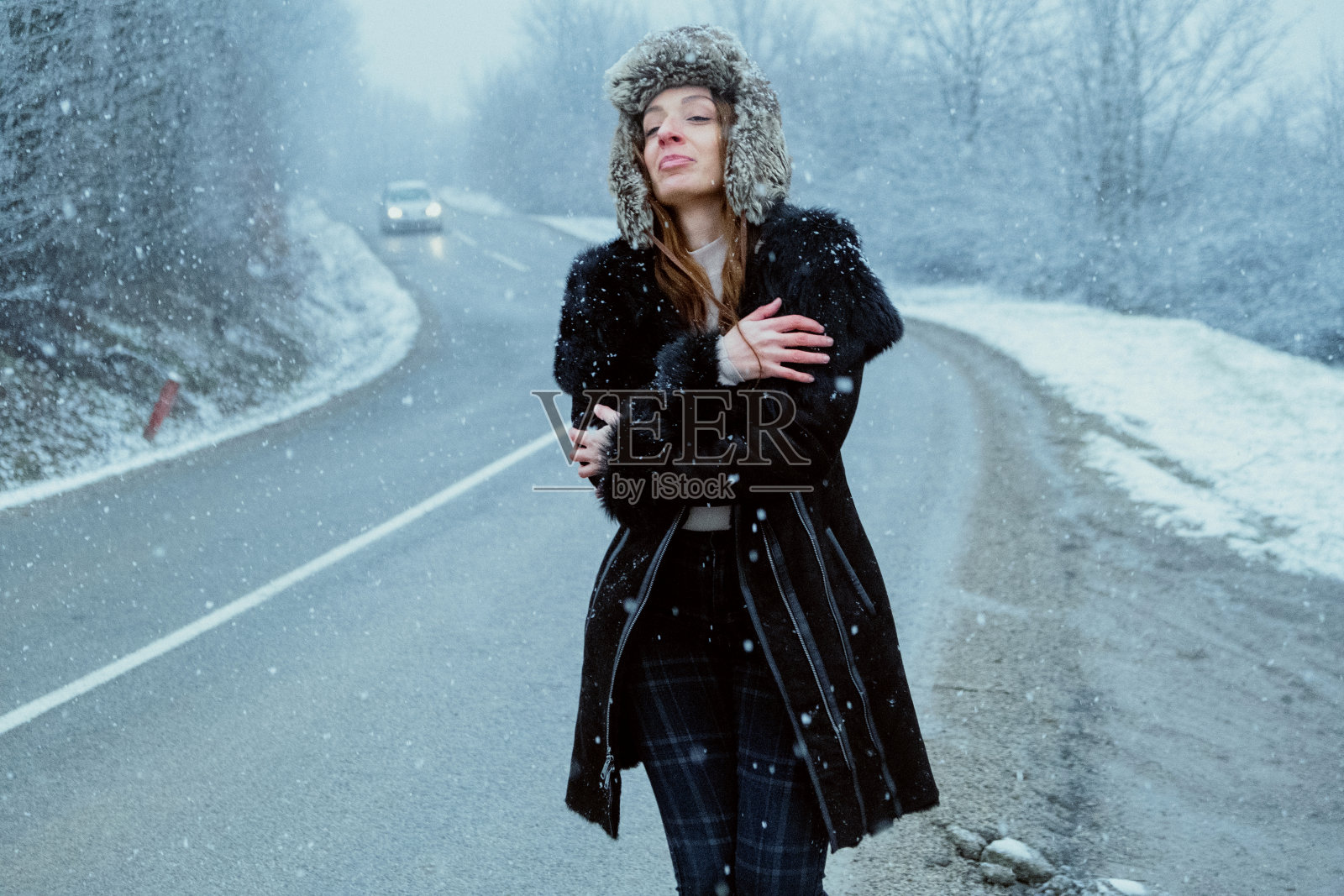 冬天户外的女人照片摄影图片