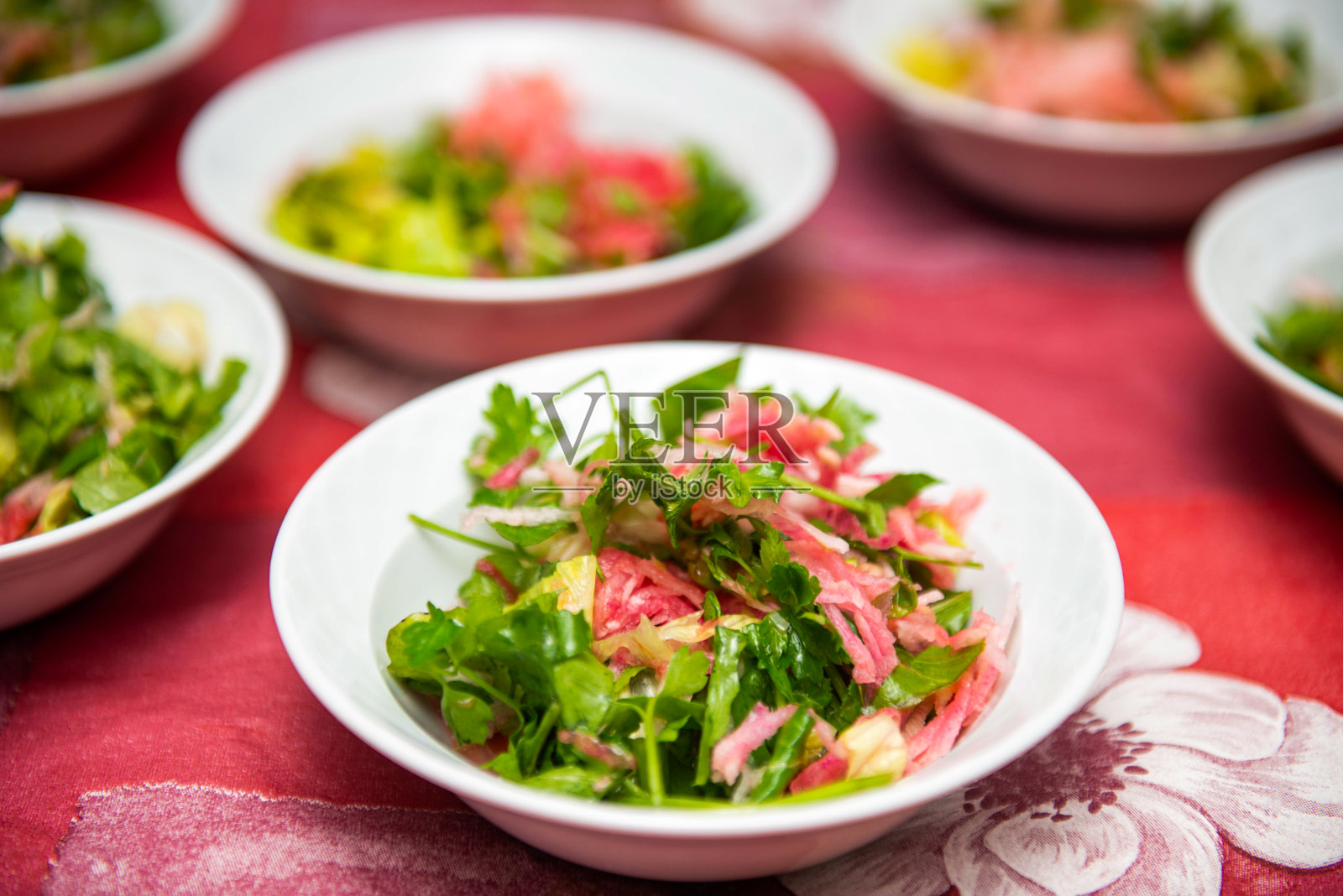 由块根作物制成的季节性沙拉照片摄影图片