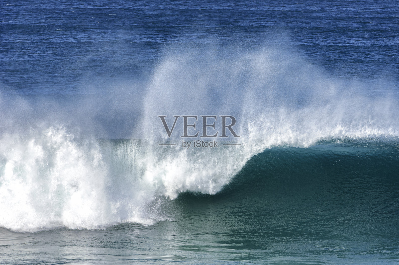 加利福尼亚海岸附近巨大的汹涌海浪照片摄影图片