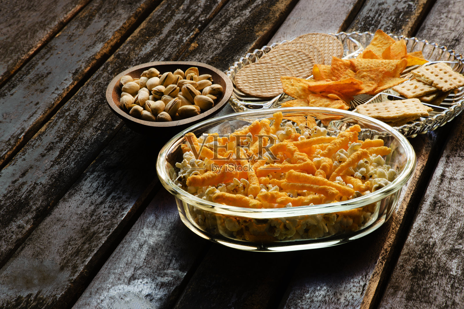 质朴的木桌上放着咸的开胃菜照片摄影图片