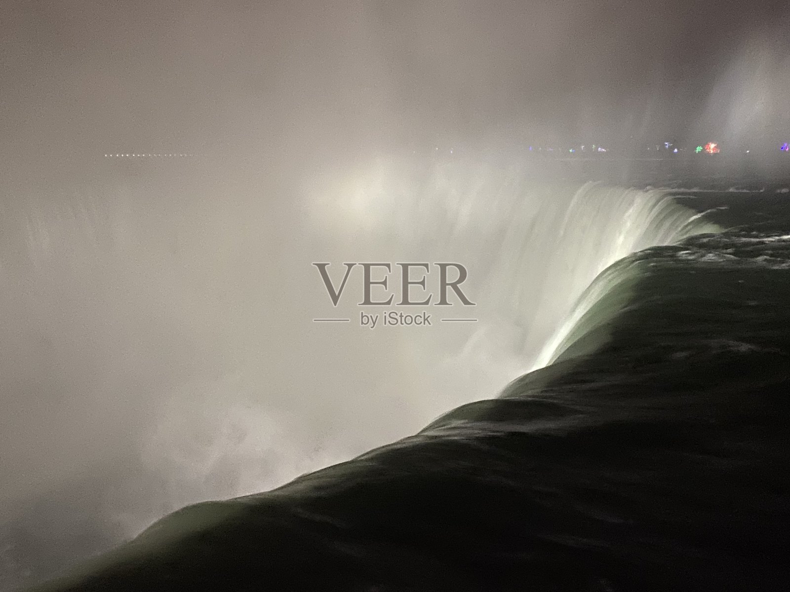 尼亚加拉瀑布在夜晚的白光中照片摄影图片