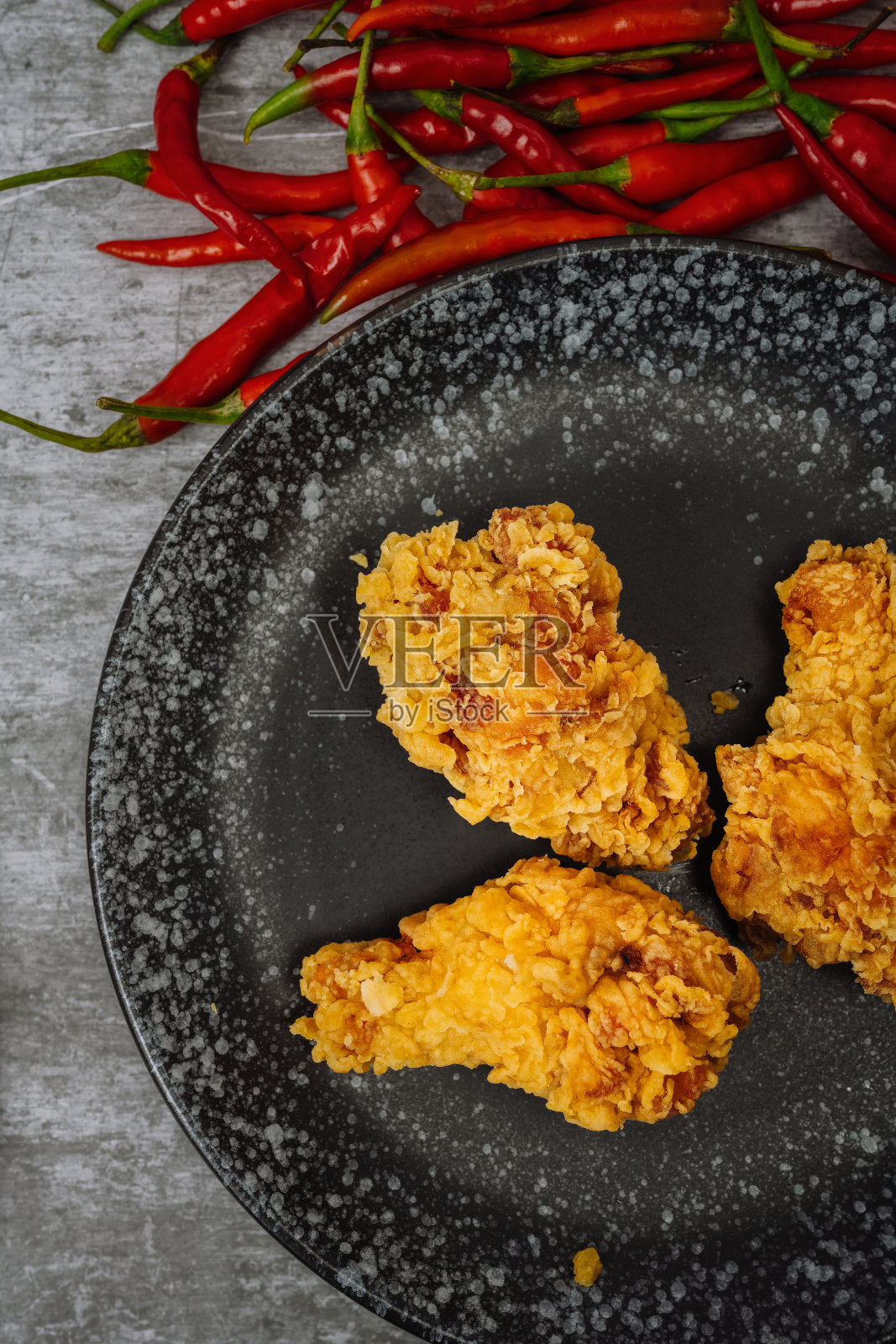 大理石板辣椒，炸鸡腿，盘子和西餐工具照片摄影图片