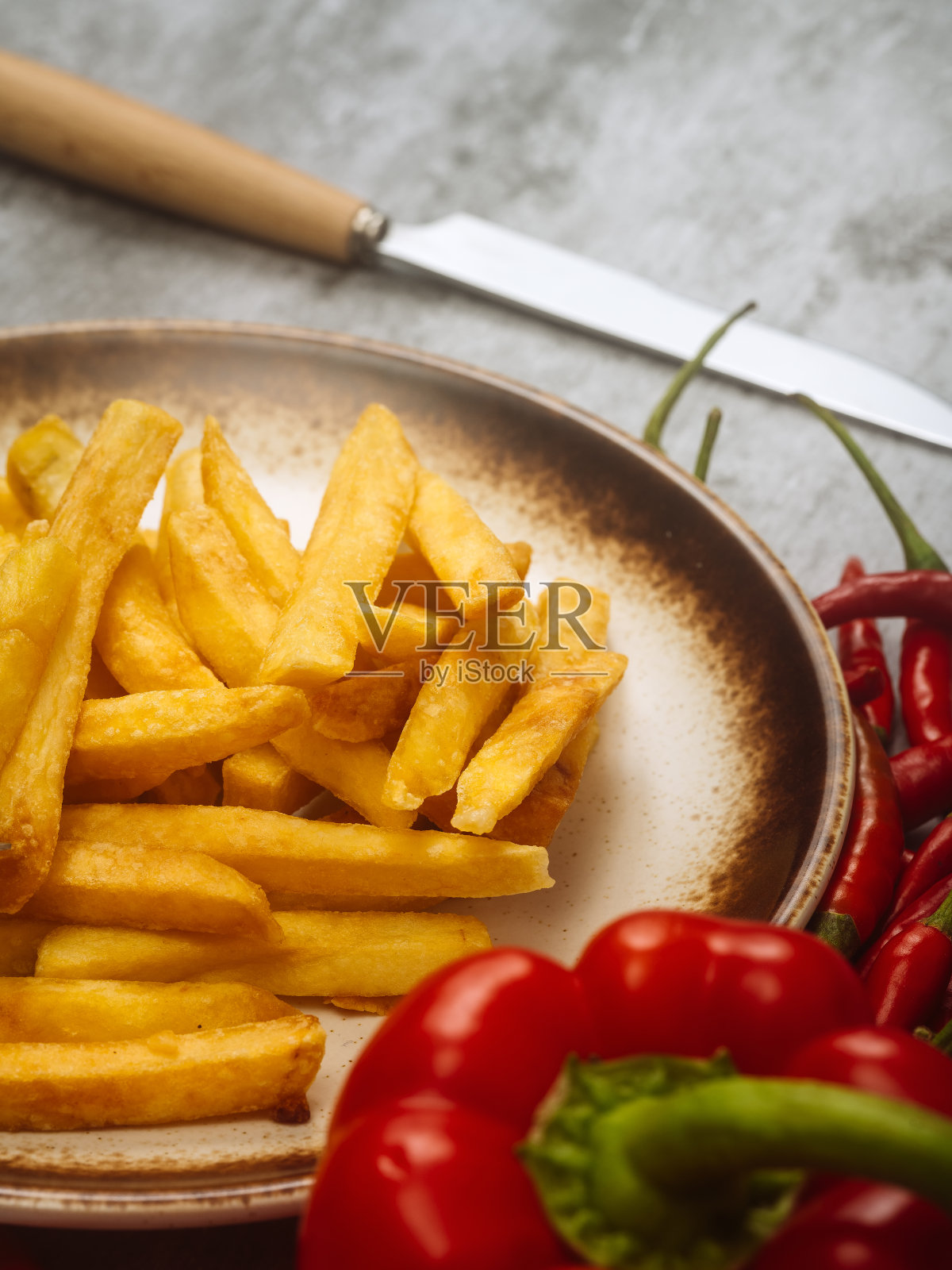 辣椒，炸薯条，盘子和西餐工具在大理石板照片摄影图片