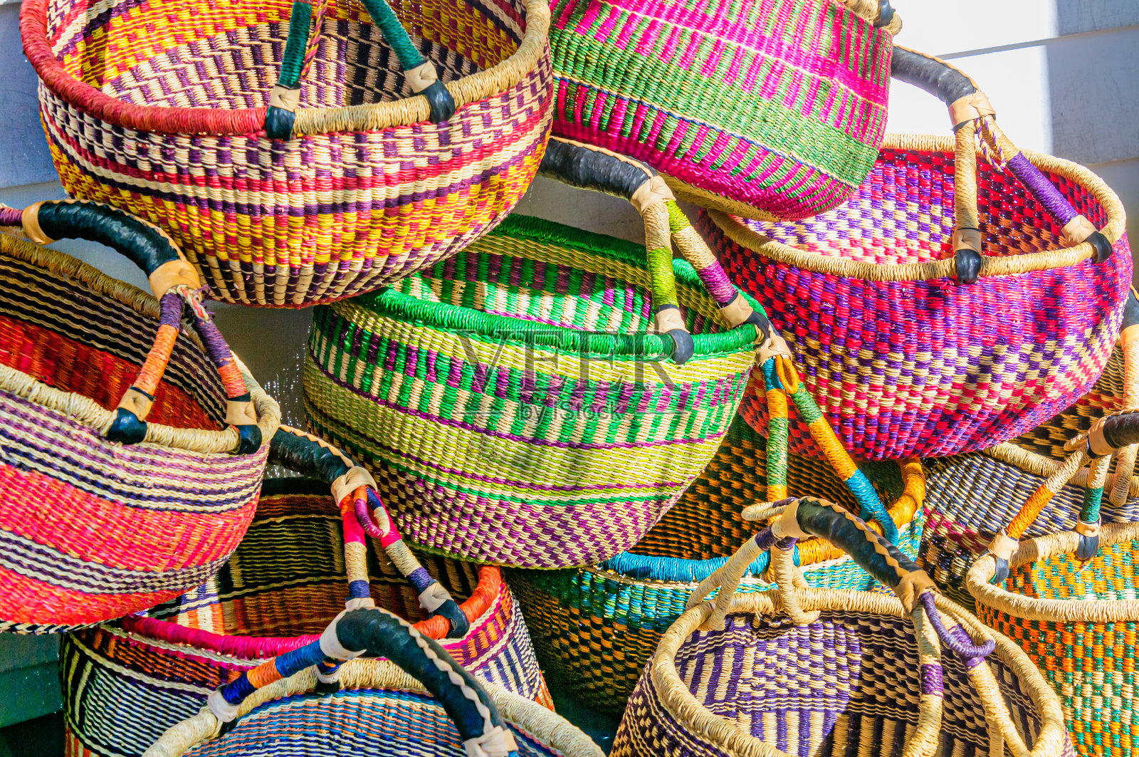 彩色编织篮子照片摄影图片