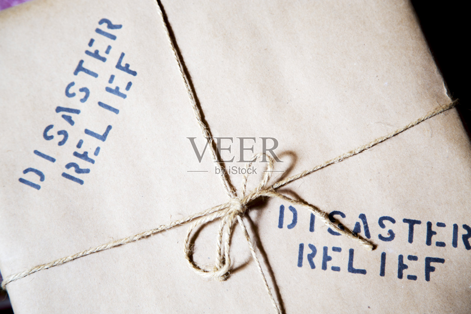 赈灾包用牛皮纸包好，用细绳系好。照片摄影图片