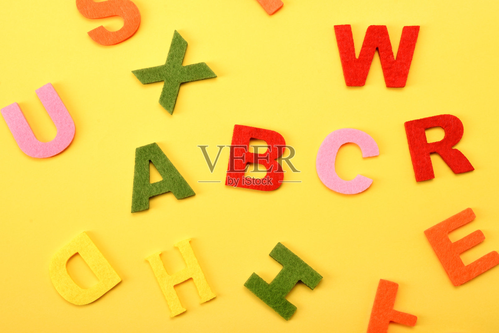 字母，黄色背景上的彩色字母照片摄影图片