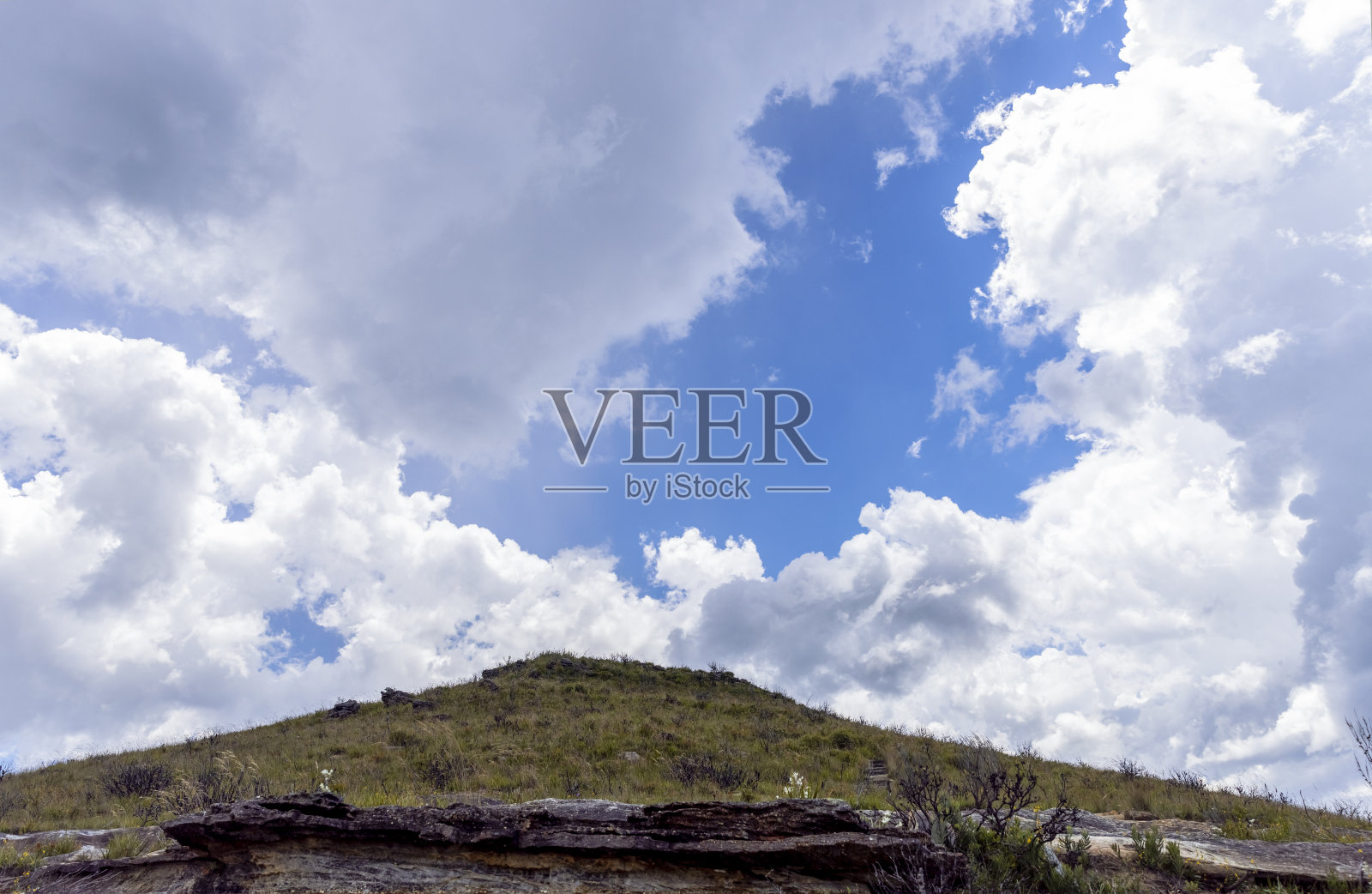 乌云翻山越岭，背景与复制空间照片摄影图片