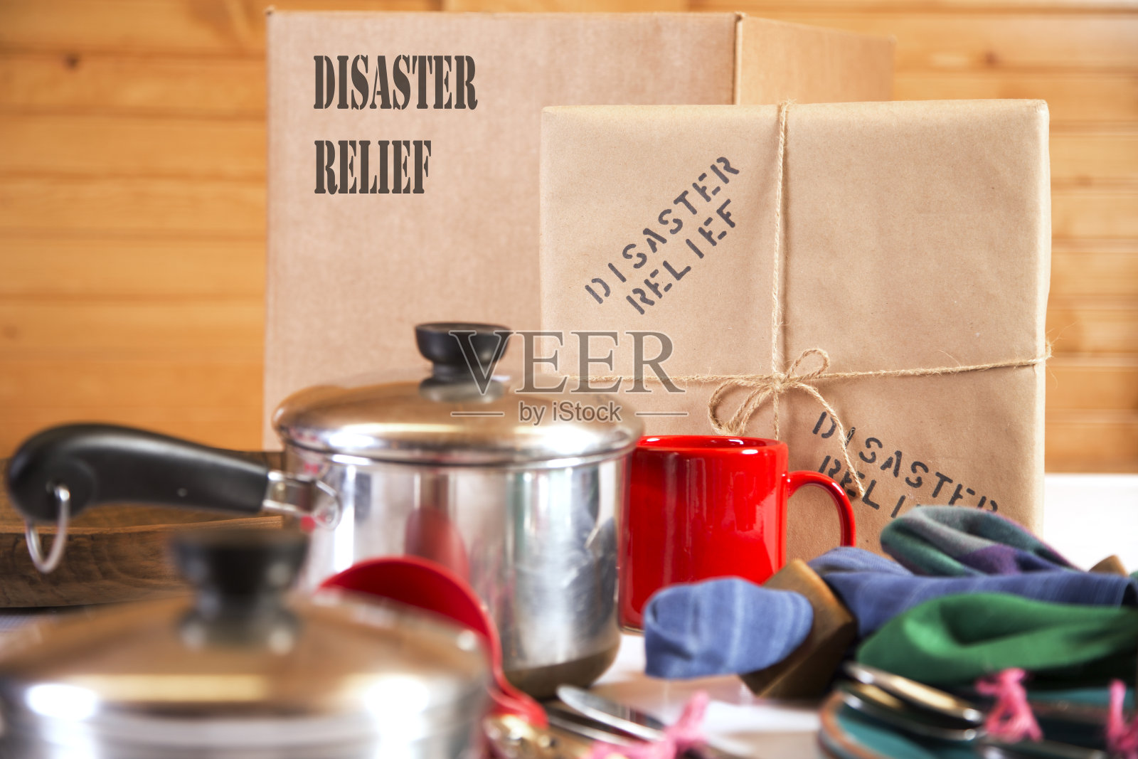 赈灾包用牛皮纸包好，用细绳系好。照片摄影图片