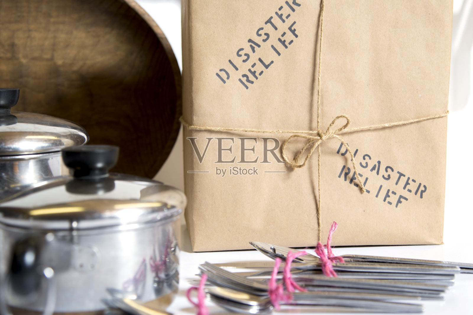 赈灾包用牛皮纸包好，用细绳系好。照片摄影图片