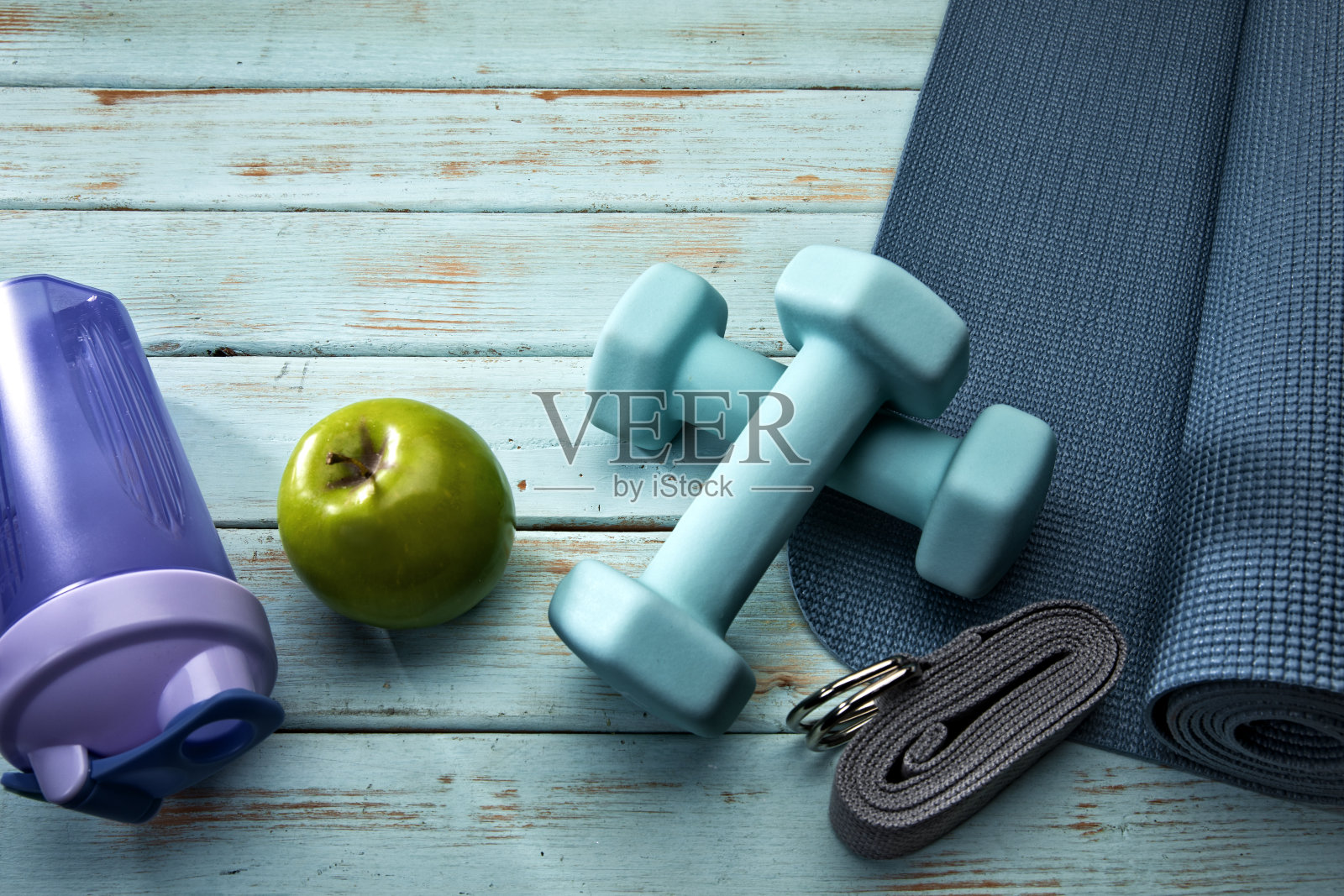 瑜伽和健身器材在复古的蓝色地板背景照片摄影图片