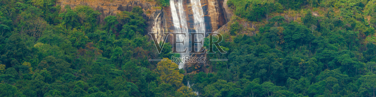 泰国清迈的森林瀑布全景。照片摄影图片