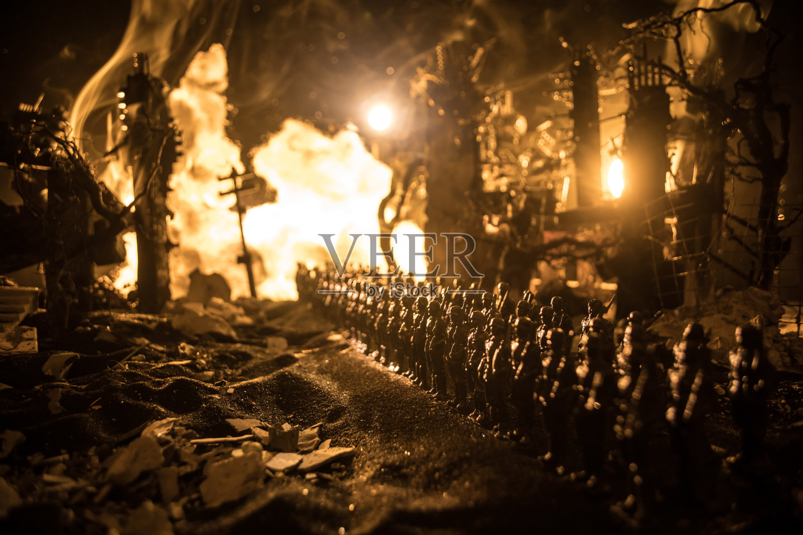 战争的概念。在战争雾天背景下的军事剪影战斗场景，世界大战士兵的剪影在阴天地平线下的夜晚。在废墟之城的战斗。照片摄影图片