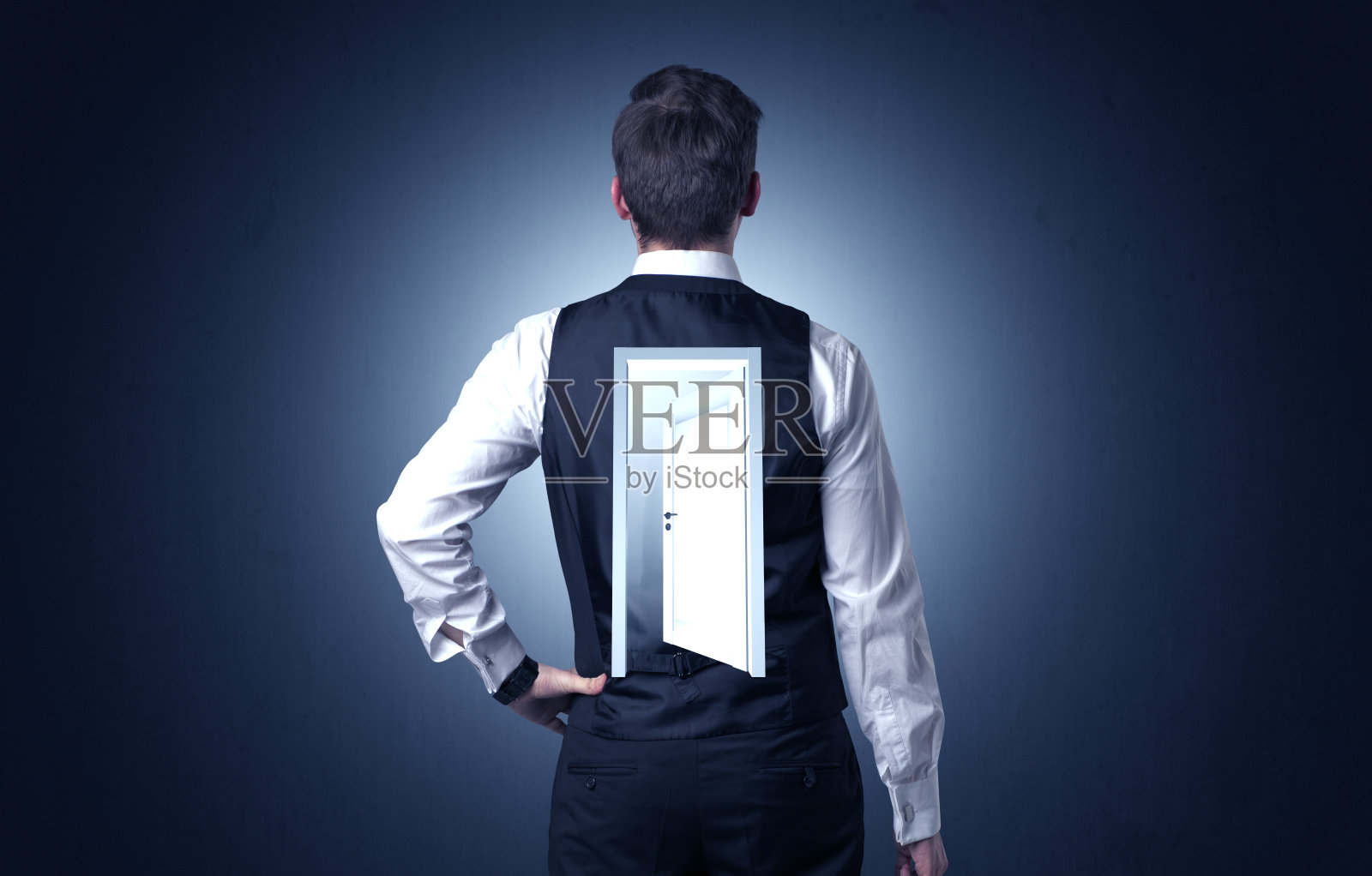 商人背着门站着照片摄影图片