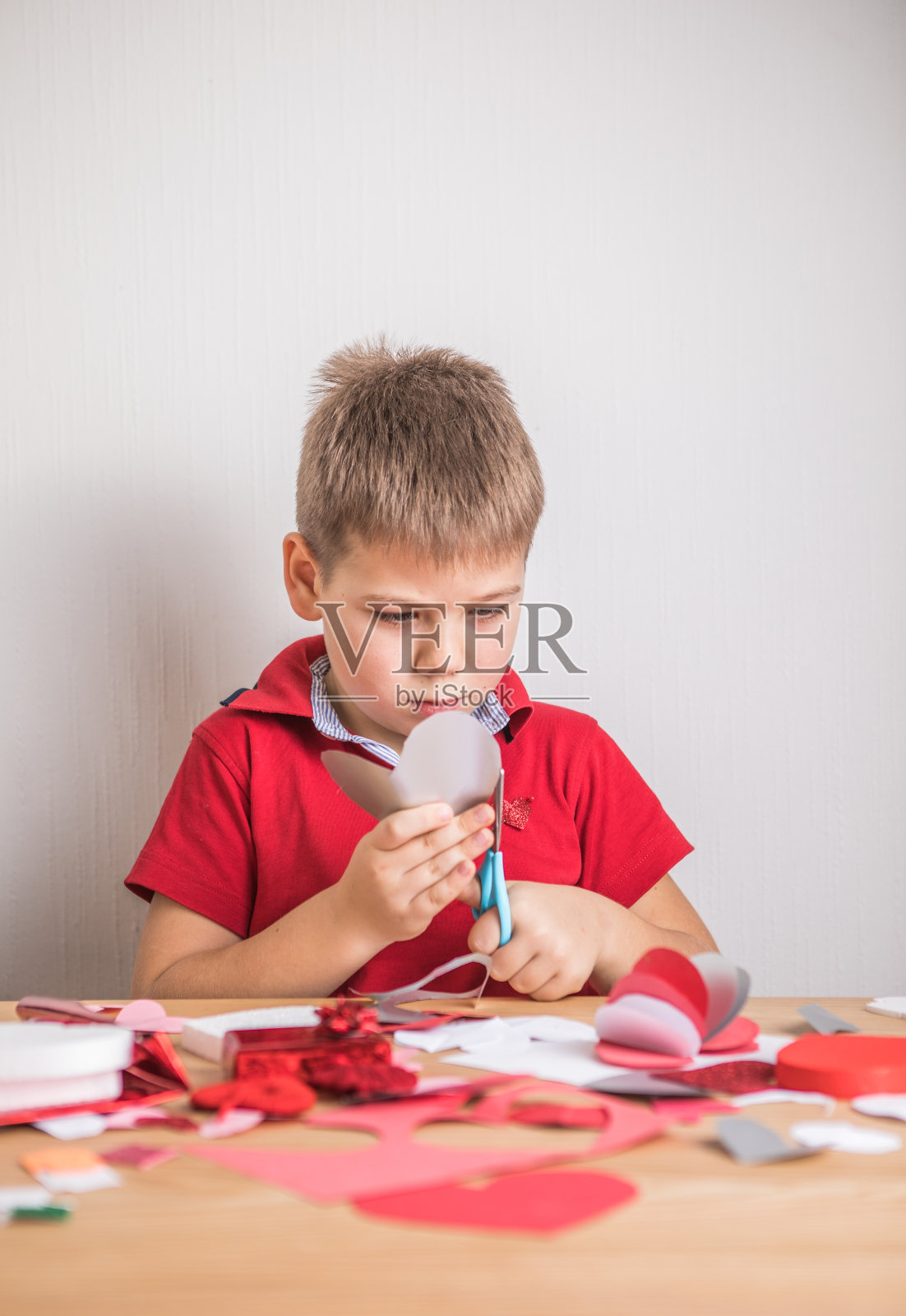 自制节日贺卡，红纸心形，爱的象征。小男孩做了母亲节，情人节，贺卡。爱好，儿童艺术观念，亲手送礼物，DIY儿童创意照片摄影图片