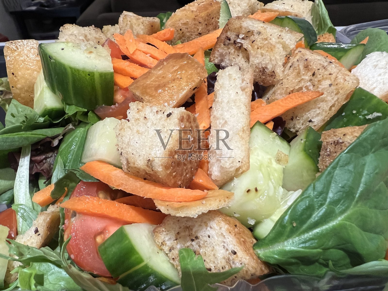 配面包丁的健康沙拉照片摄影图片