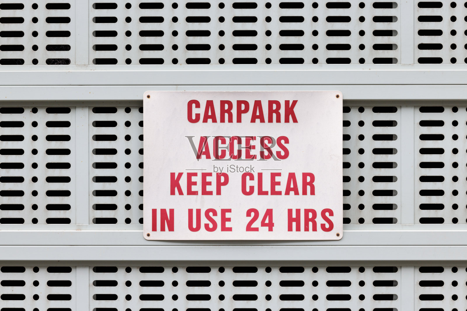 一扇旧的淡蓝色金属车库门的一部分照片摄影图片