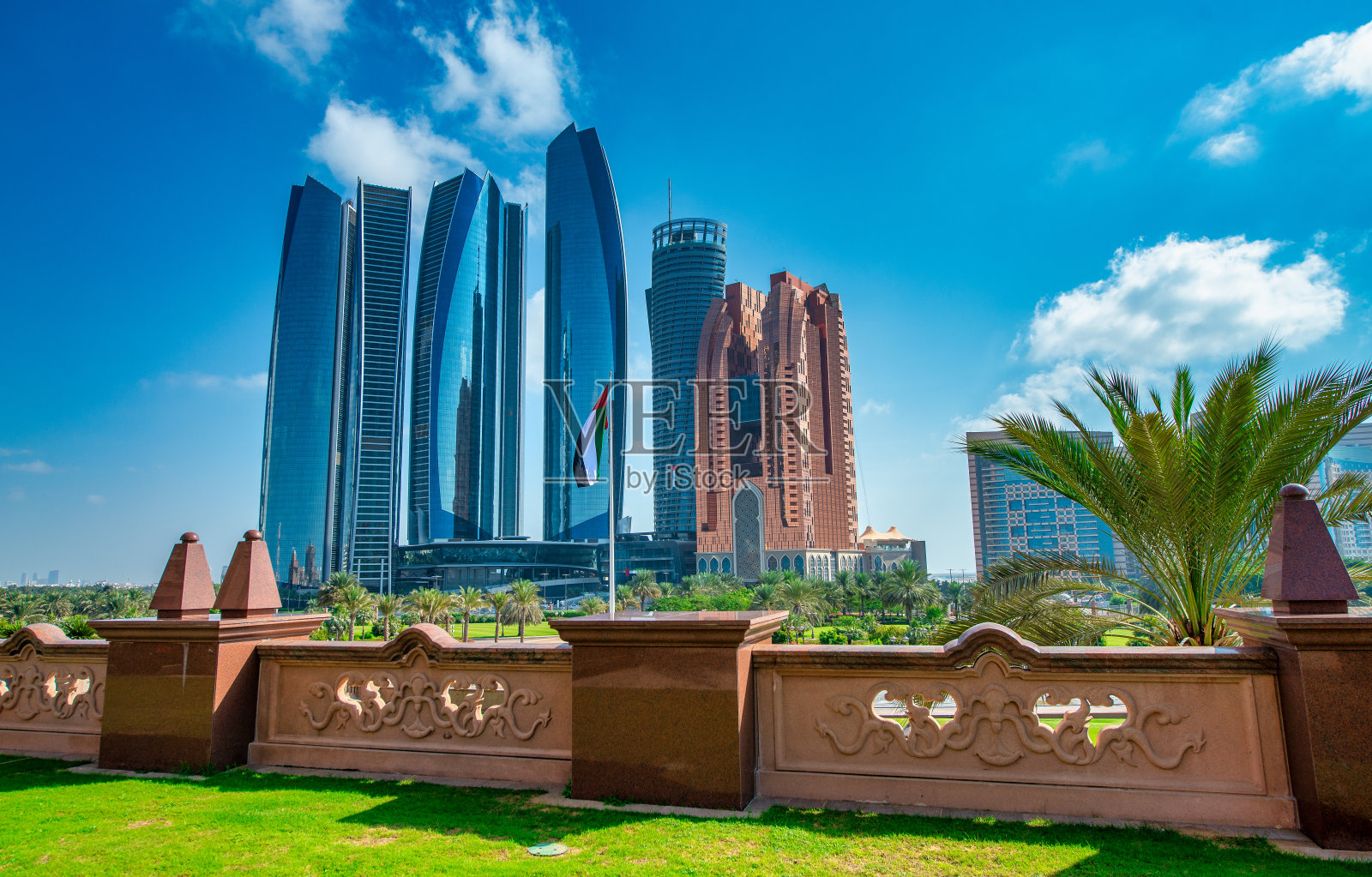 阿联酋阿布扎比滨海路沿线的建筑和摩天大楼（晴天）照片摄影图片