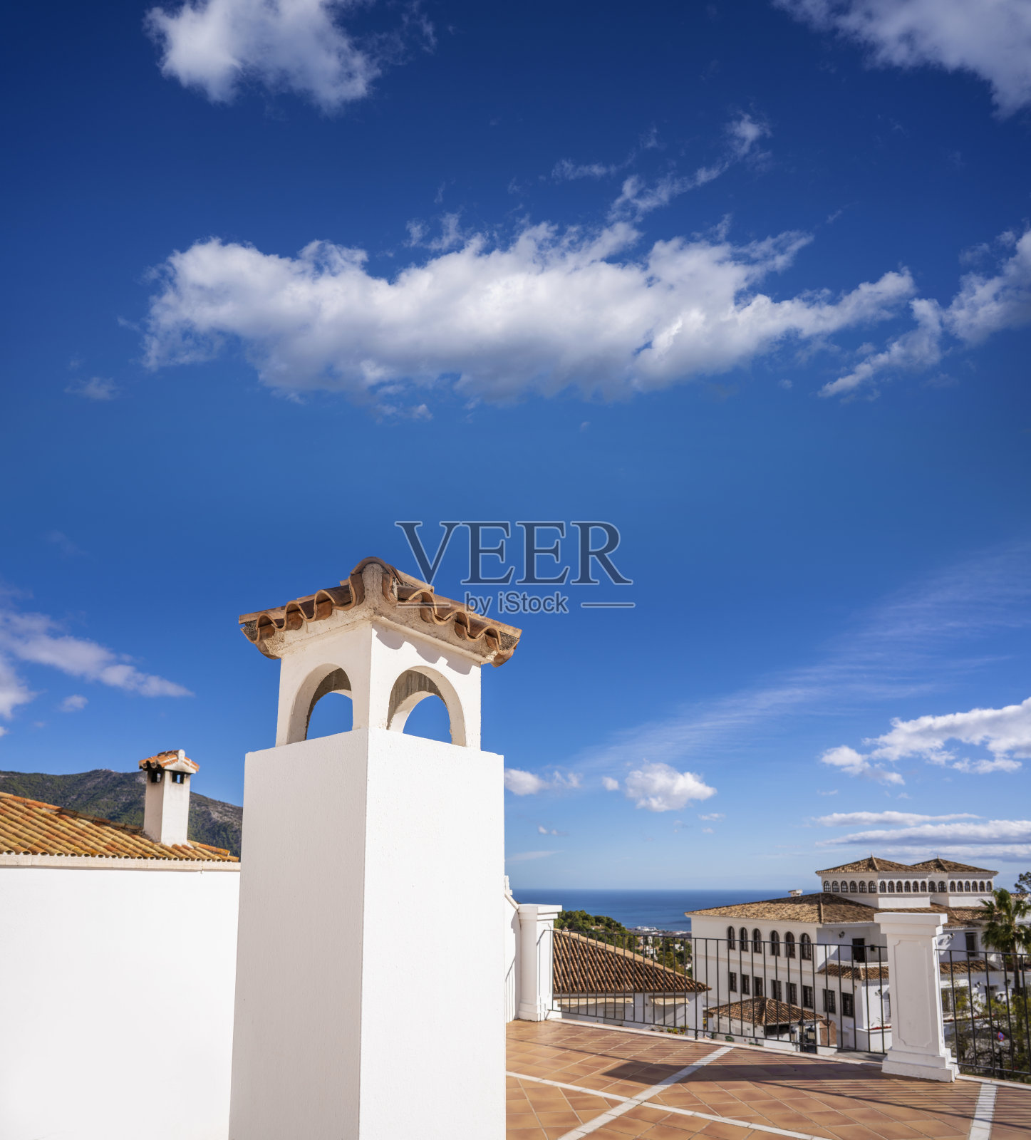 米哈斯村鸟瞰的福恩吉罗拉和地中海照片摄影图片