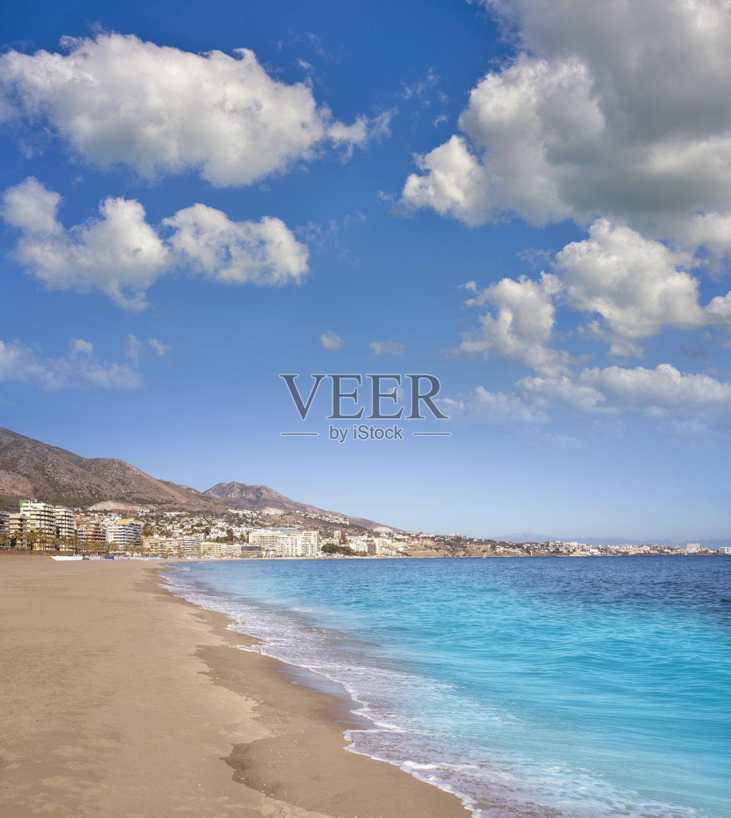 西班牙马拉加太阳海岸的富恩吉罗拉海滩照片摄影图片