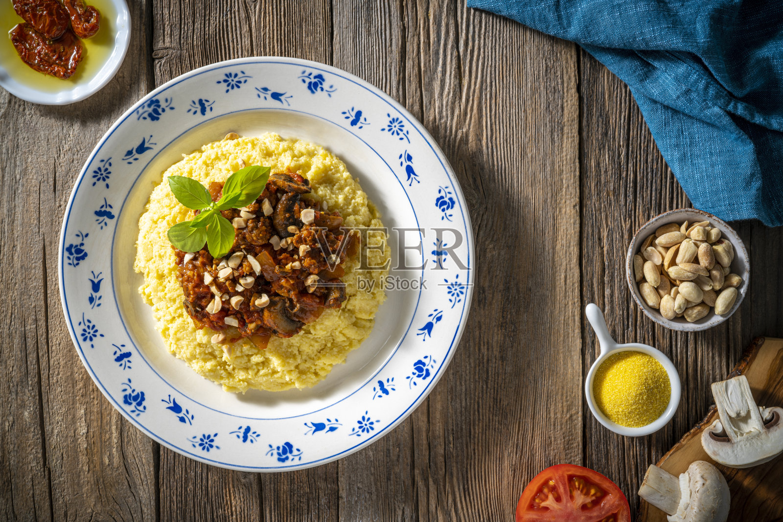 素食玉米粥意大利食品，以植物为基础的食谱地中海饮食照片摄影图片