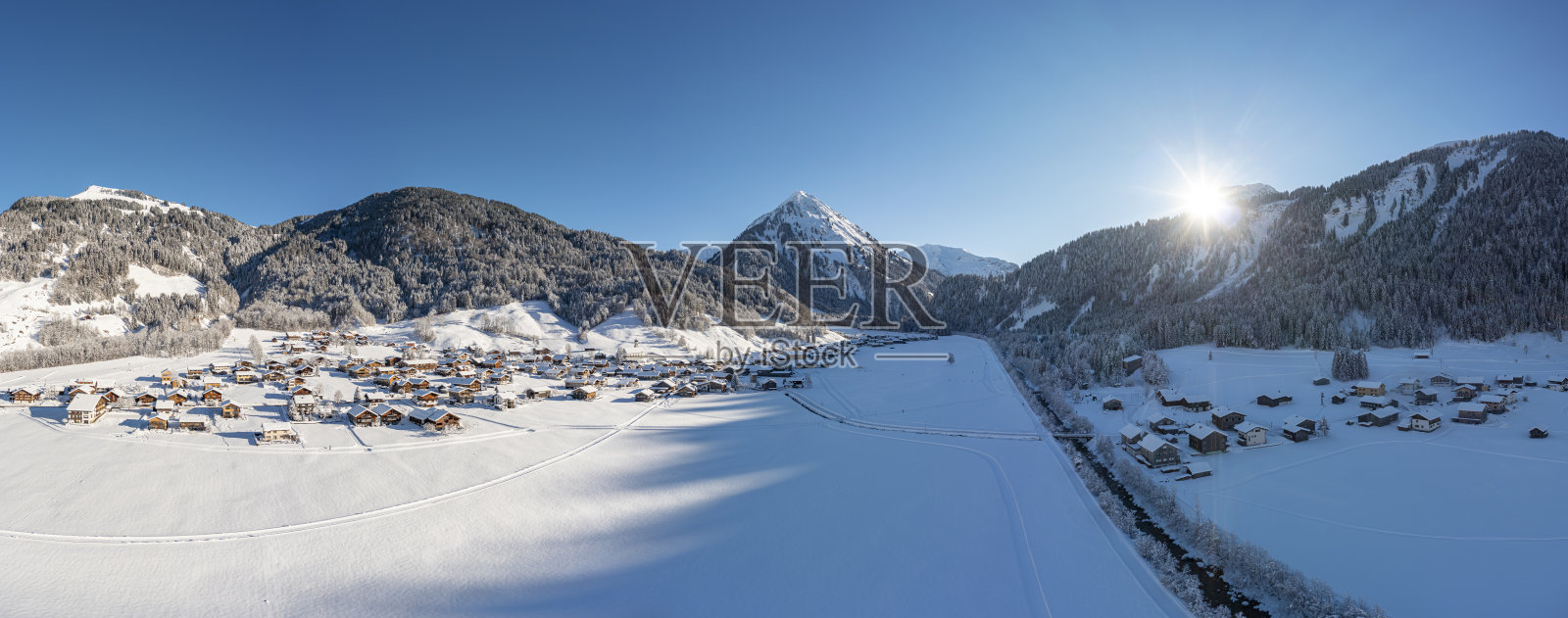 鸟瞰图，山上白雪覆盖的村庄照片摄影图片