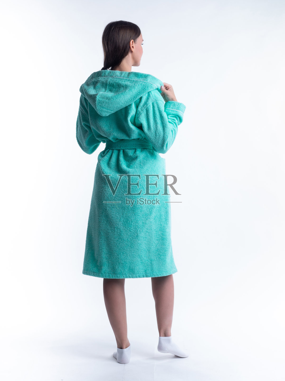 在一个孤立的白色背景上，一个穿着睡袍的女人。照片摄影图片