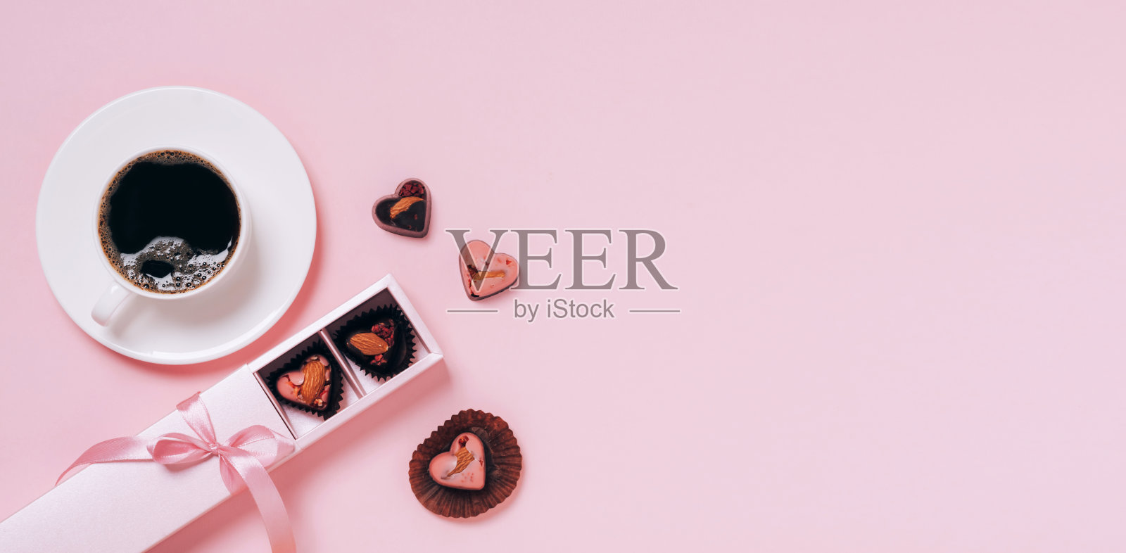 巧克力糖果心节日盒咖啡杯粉红色背景，复制空间。2月14日情人节照片摄影图片