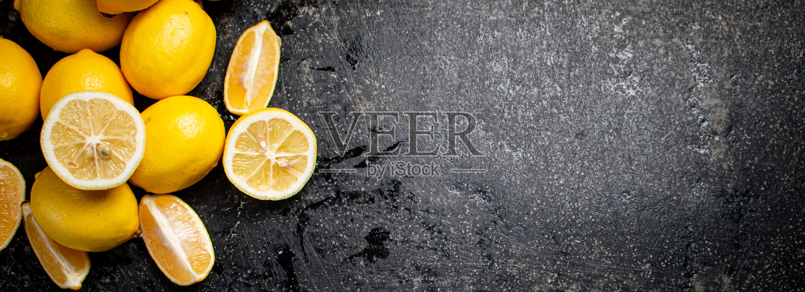 桌上放着香喷喷的柠檬叶。照片摄影图片