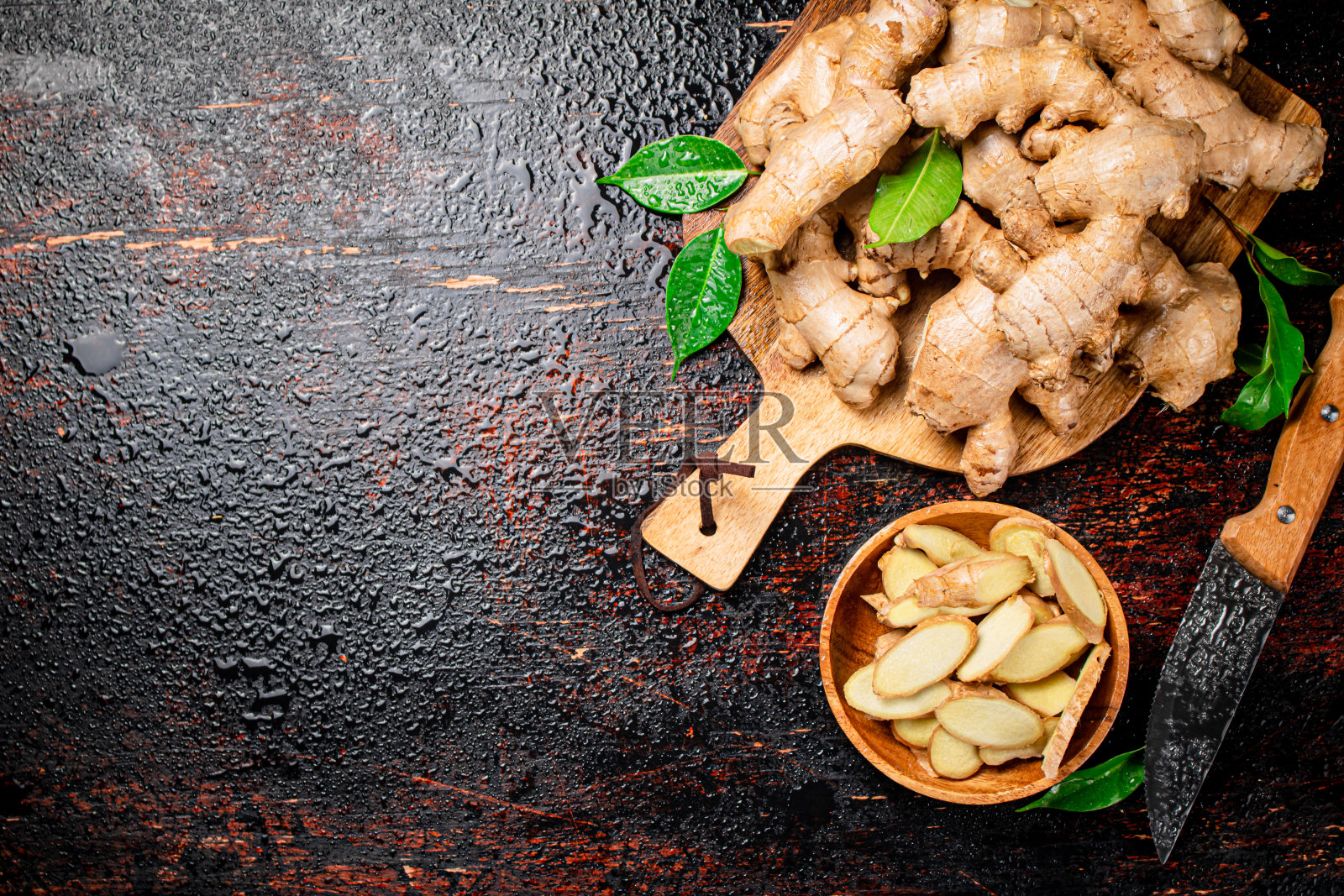 盘子里放几片新鲜生姜。照片摄影图片