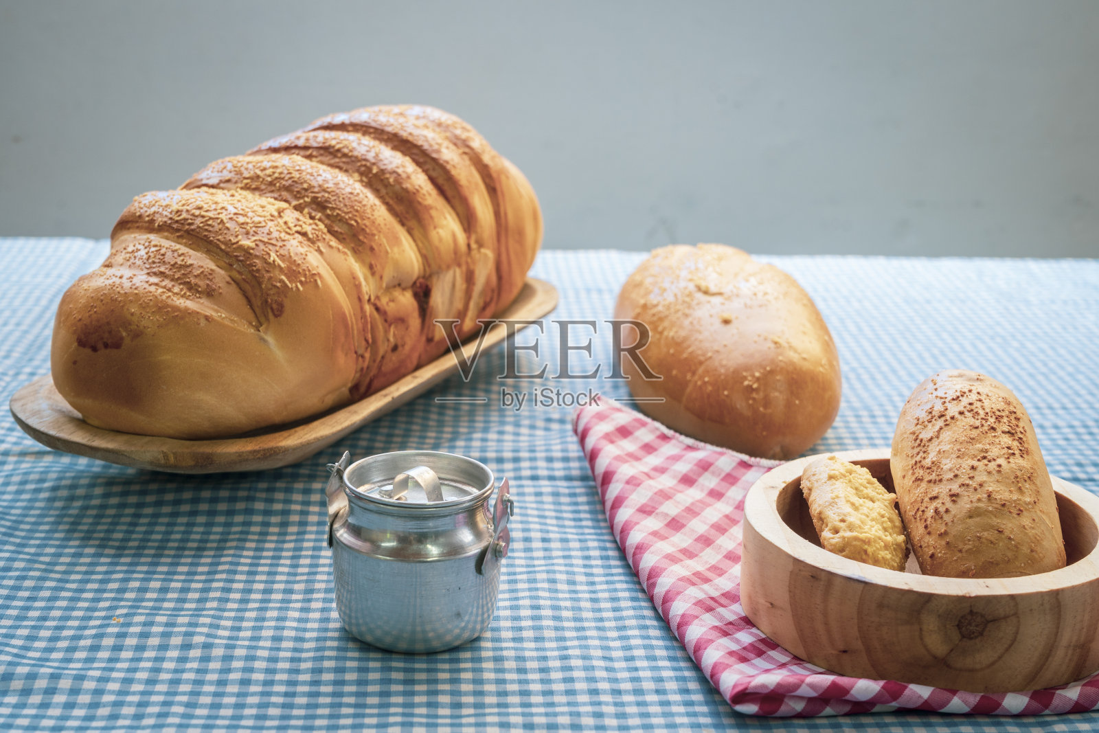 烤面包放在木制桌子的背景上。照片摄影图片