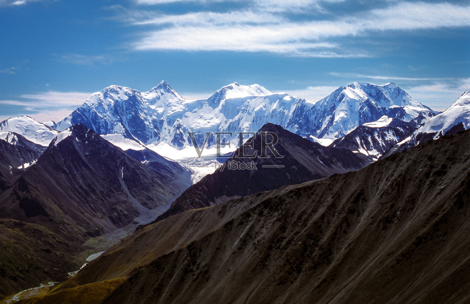 从Karaturek山口俯瞰Belukha山景观照片摄影图片