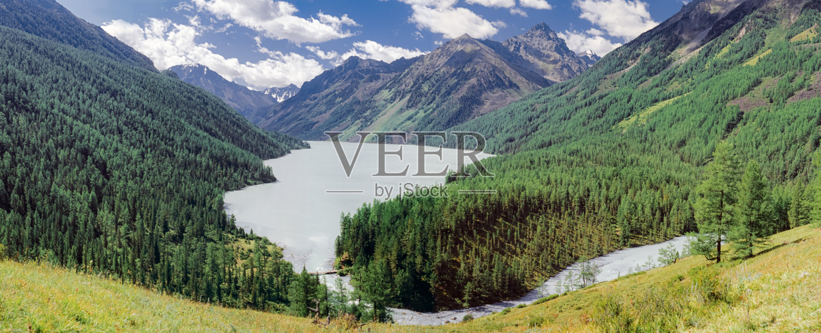 以山脉为背景的库切尔林斯基耶湖景观照片摄影图片