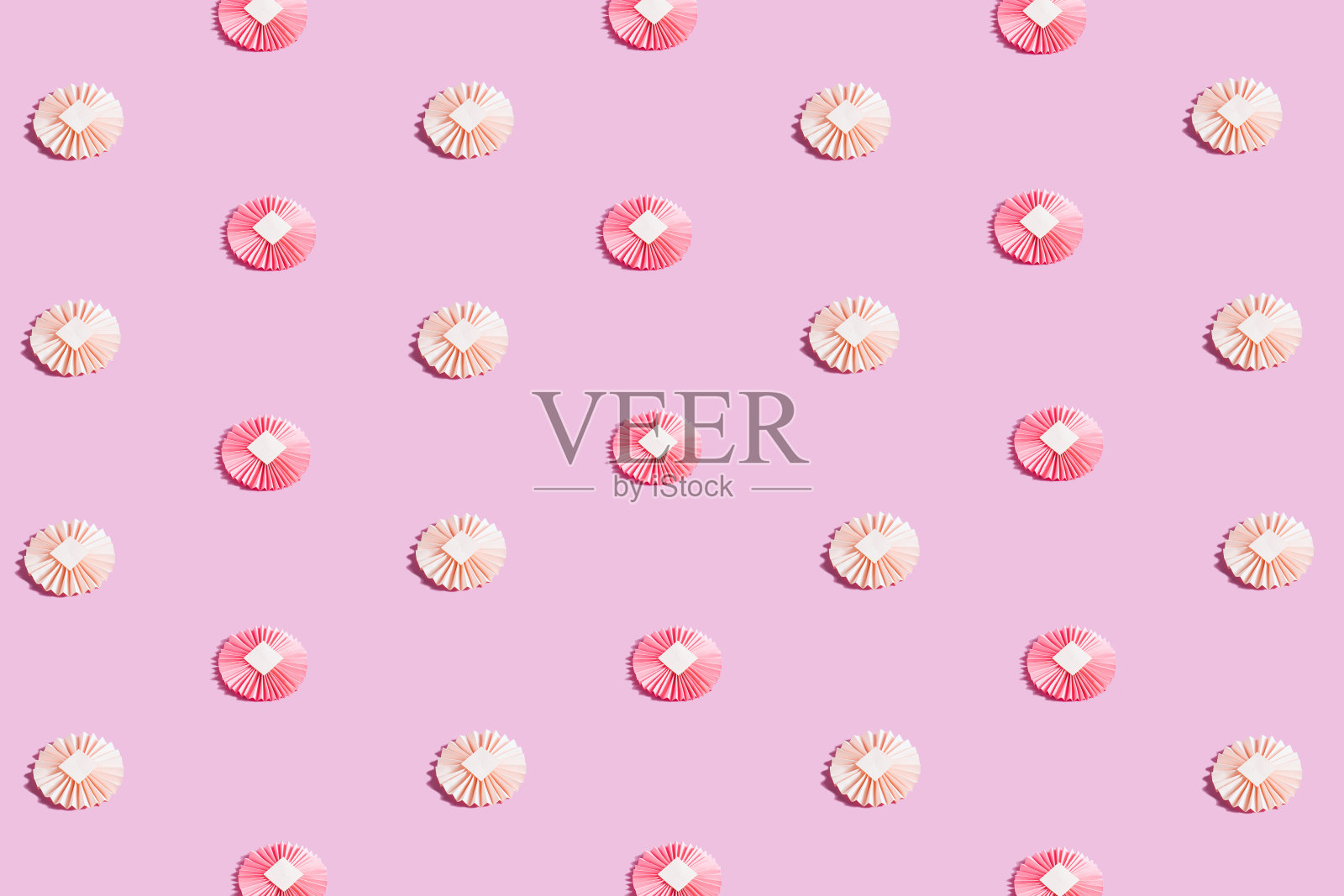 春节纸扇装饰概念。在柔和的背景上最小的平面布局模式。照片摄影图片