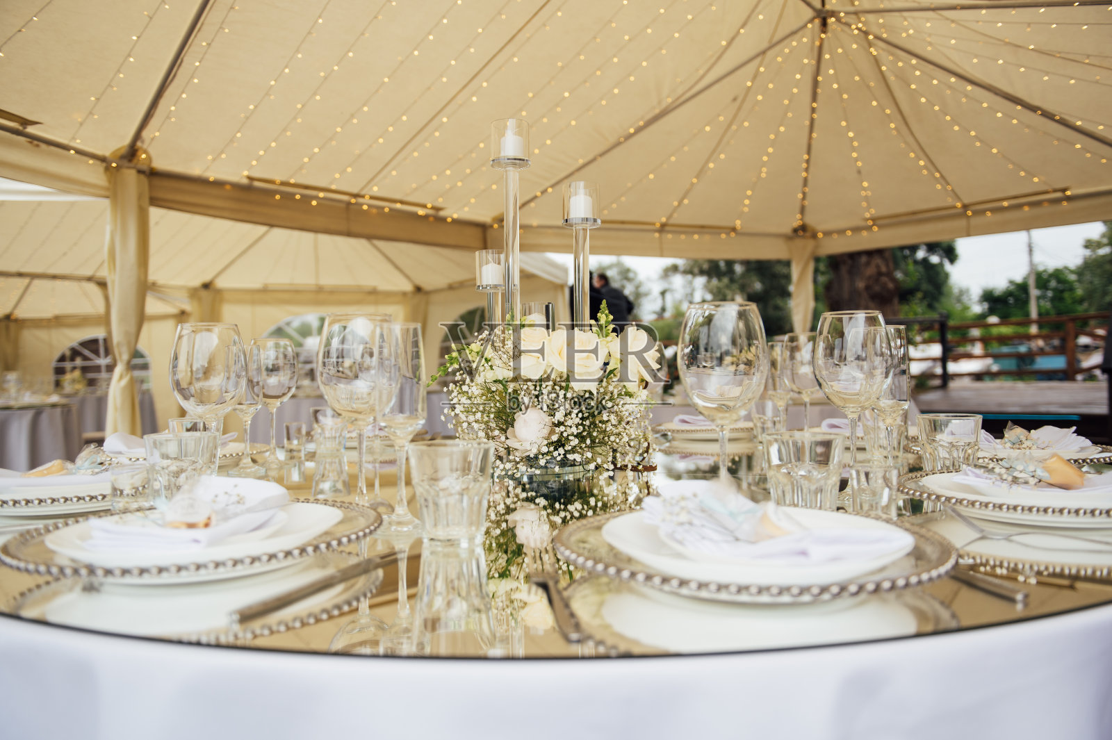 豪华的餐厅。豪华的室内，白色的桌子，为客人提供盘子和玻璃杯照片摄影图片