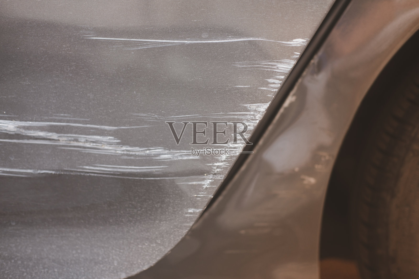 银色的金色车门车有一个划痕在一长列，看到一个白色的颜色里面照片摄影图片