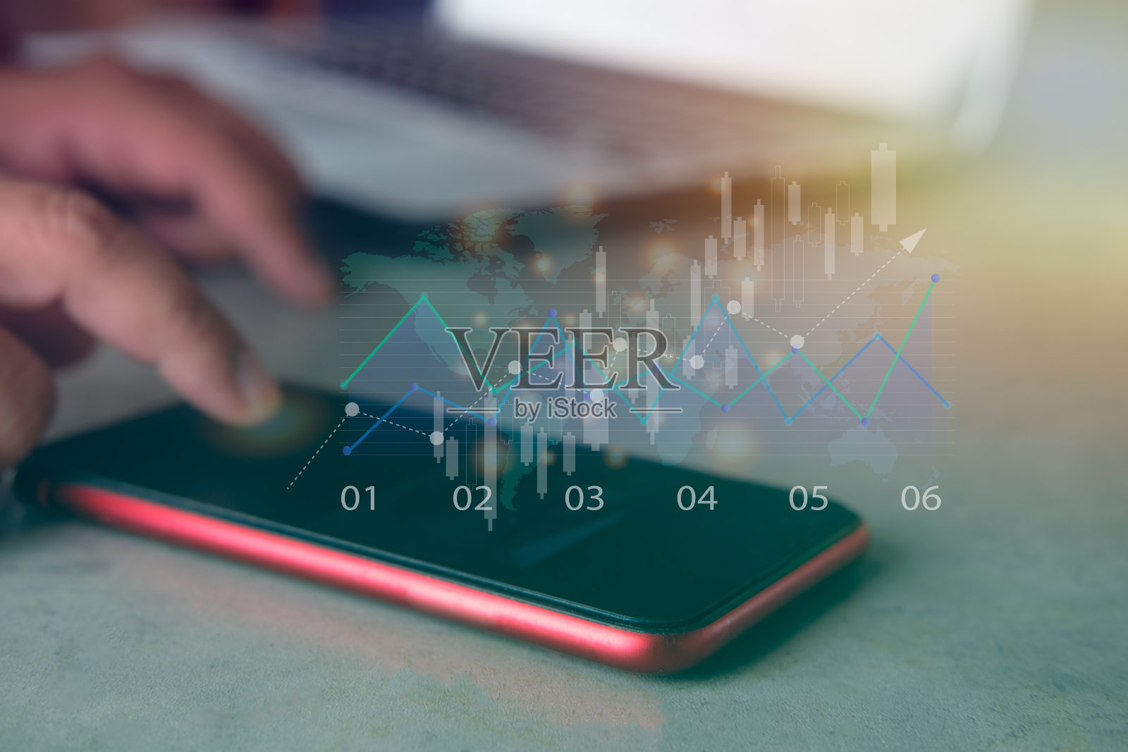 新投资者使用带有股票条形图的智能手机来分析利润和财务表现。照片摄影图片